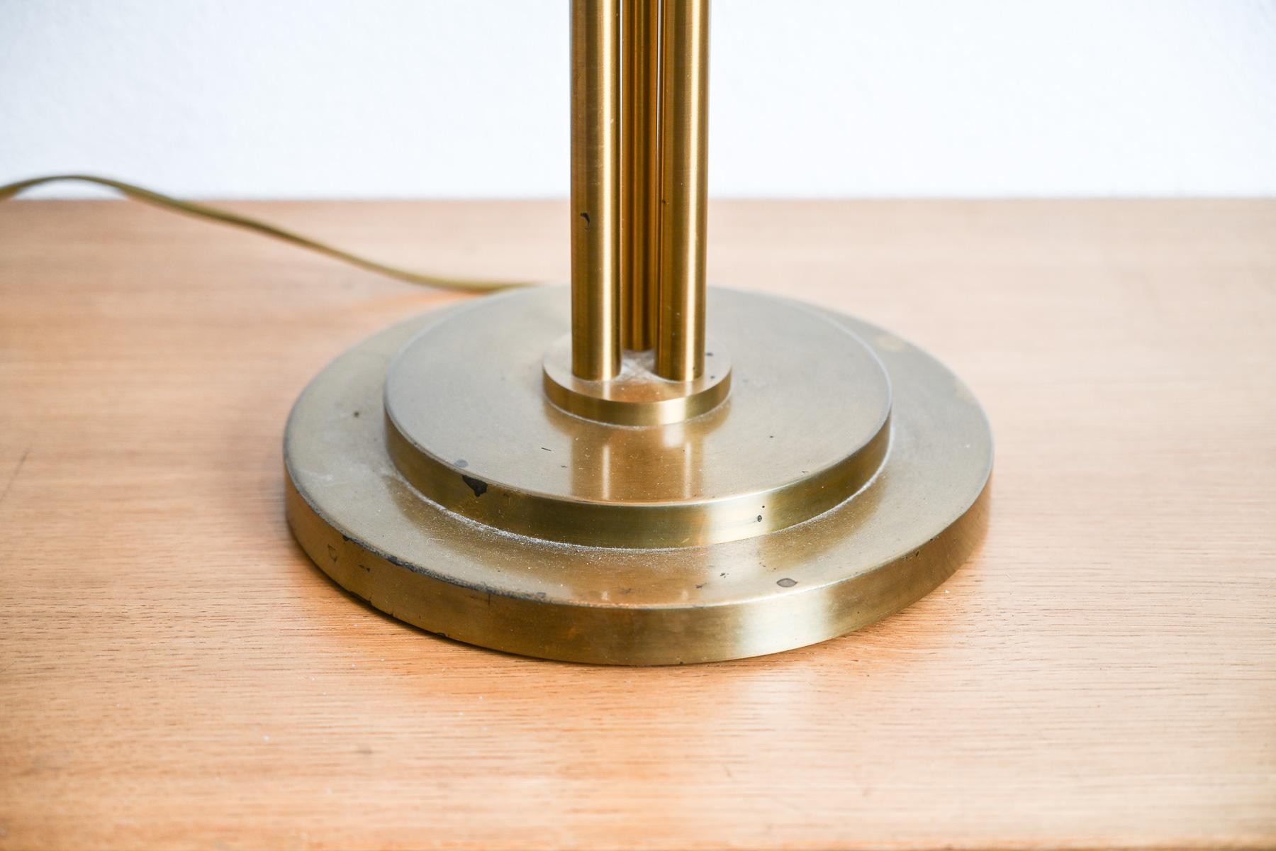 Version vintage de la lampe de table modèle 162 créée par Jean Perzel en 1927-1928. Cette version a été fabriquée sur mesure dans les années 1980. Souvent choisis par les grands architectes et décorateurs de l'époque (Michel Roux-Spitz, Jacques