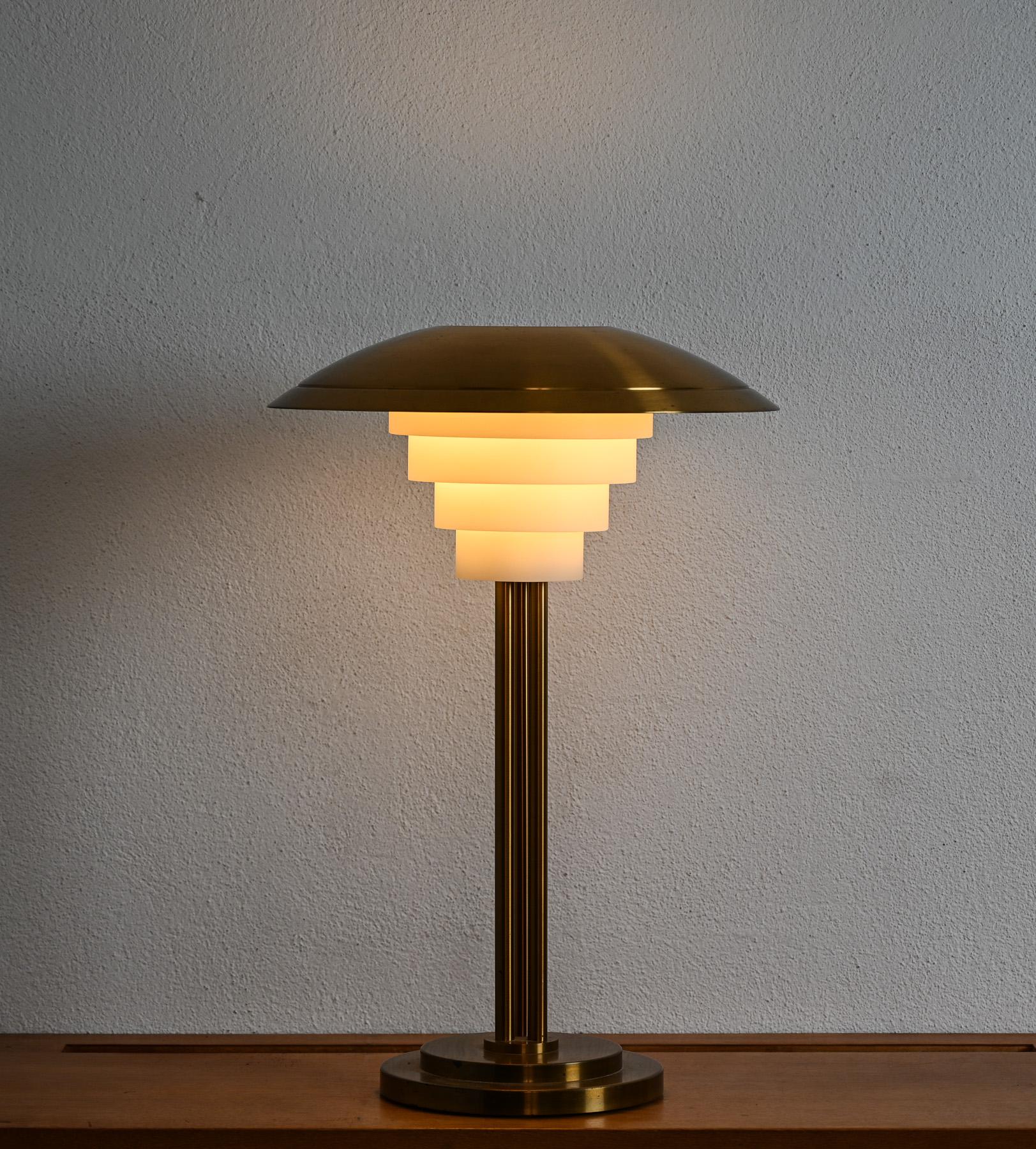 Model 162 table lamp by Jean Perzel For Sale 1
