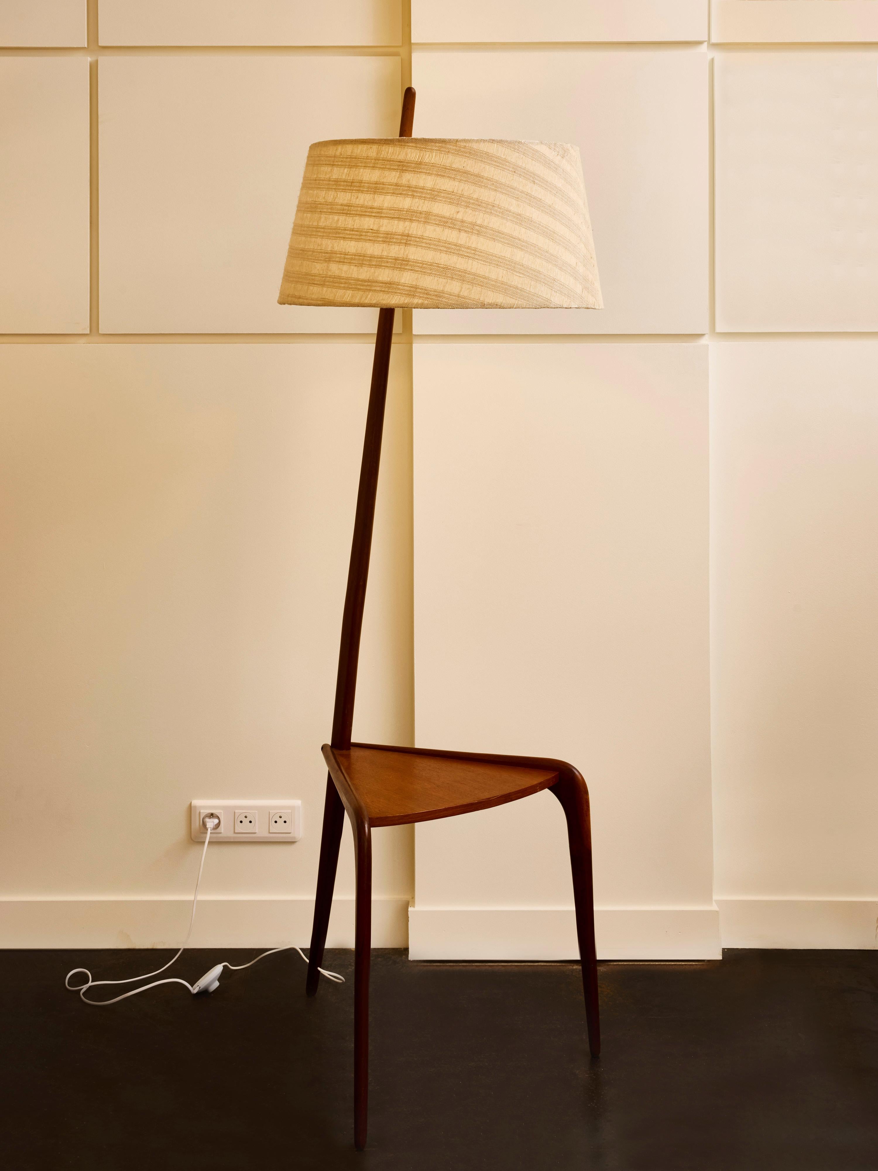Rara y elegante lámpara de pie modelo 167.A82 de François Rispal, Francia, hacia la década de 1950.
La lámpara presenta un marco de teca maciza con líneas elegantes y arquitectónicas y una postura sutilmente asimétrica, característica de la estética