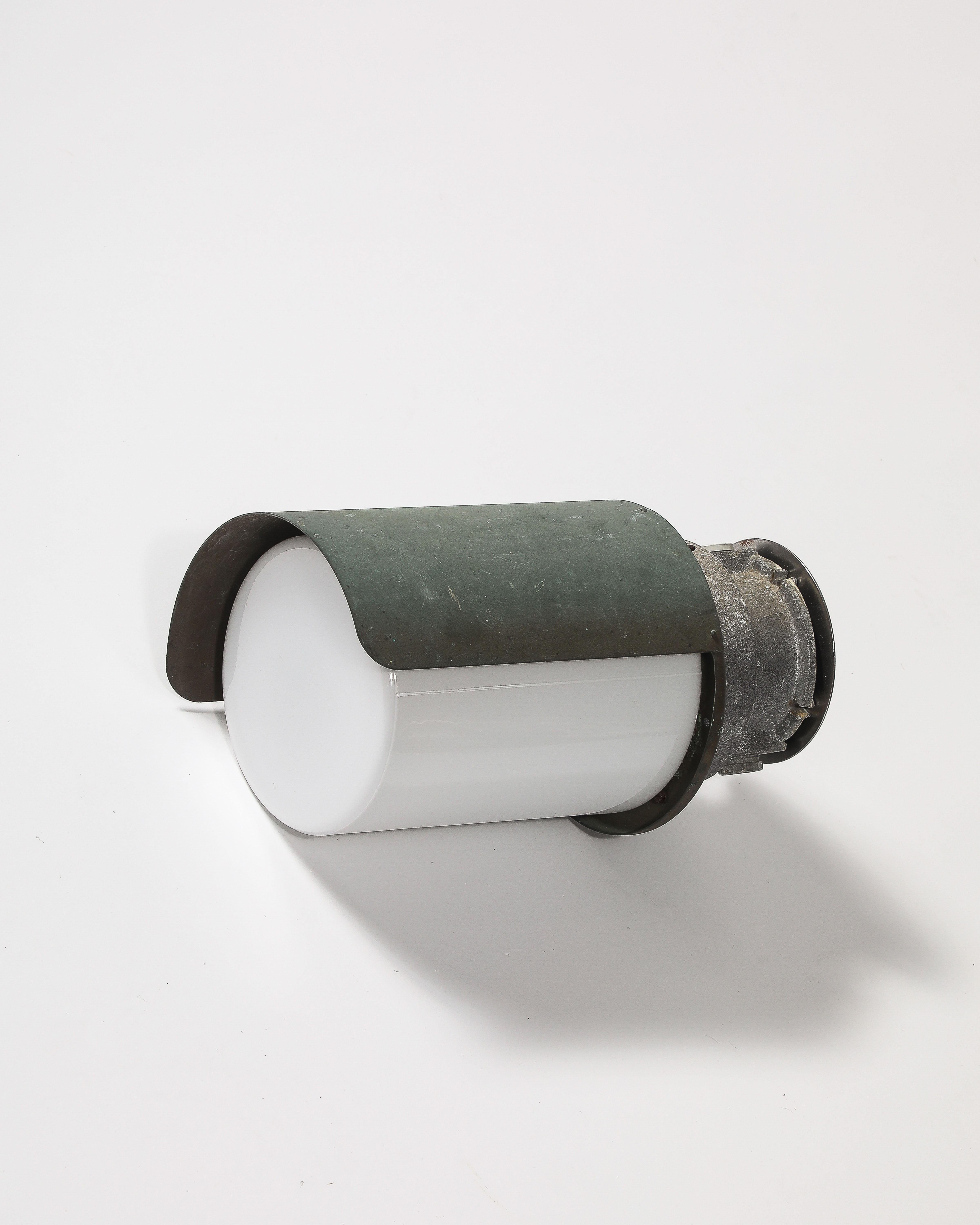 Raro candelabro de interior/exterior Modelo 17-003 con una hermosa pantalla de acero lacado patinado y cristal opalino de Lisa Johansson-Pape, Finlandia, c. 1930