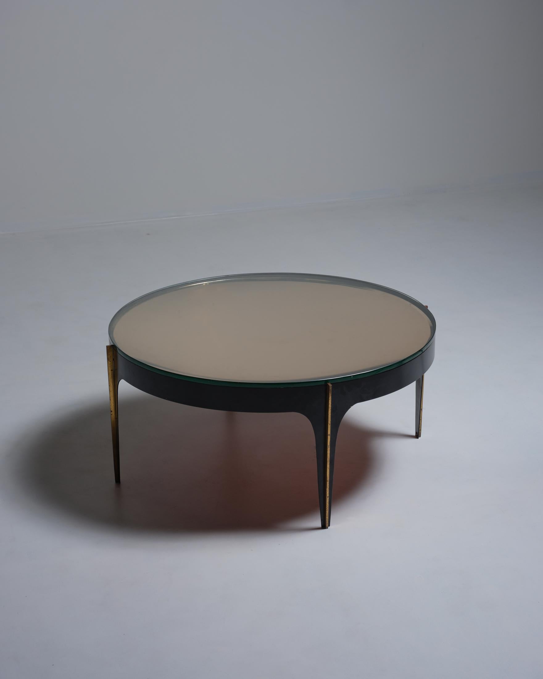 Niedriger Tisch Modell Nr. 1774 von Max Ingrand für Fontana Arte. Hergestellt in Mailand um 1958. 

MATERIALIEN: Getönter Spiegel, Glas, emailliertes Metall und Messing.

Referenz:
Quaderno Fontana Arte n. 2, 1961, S. 8  
Franco Deboni, Fontana Arte