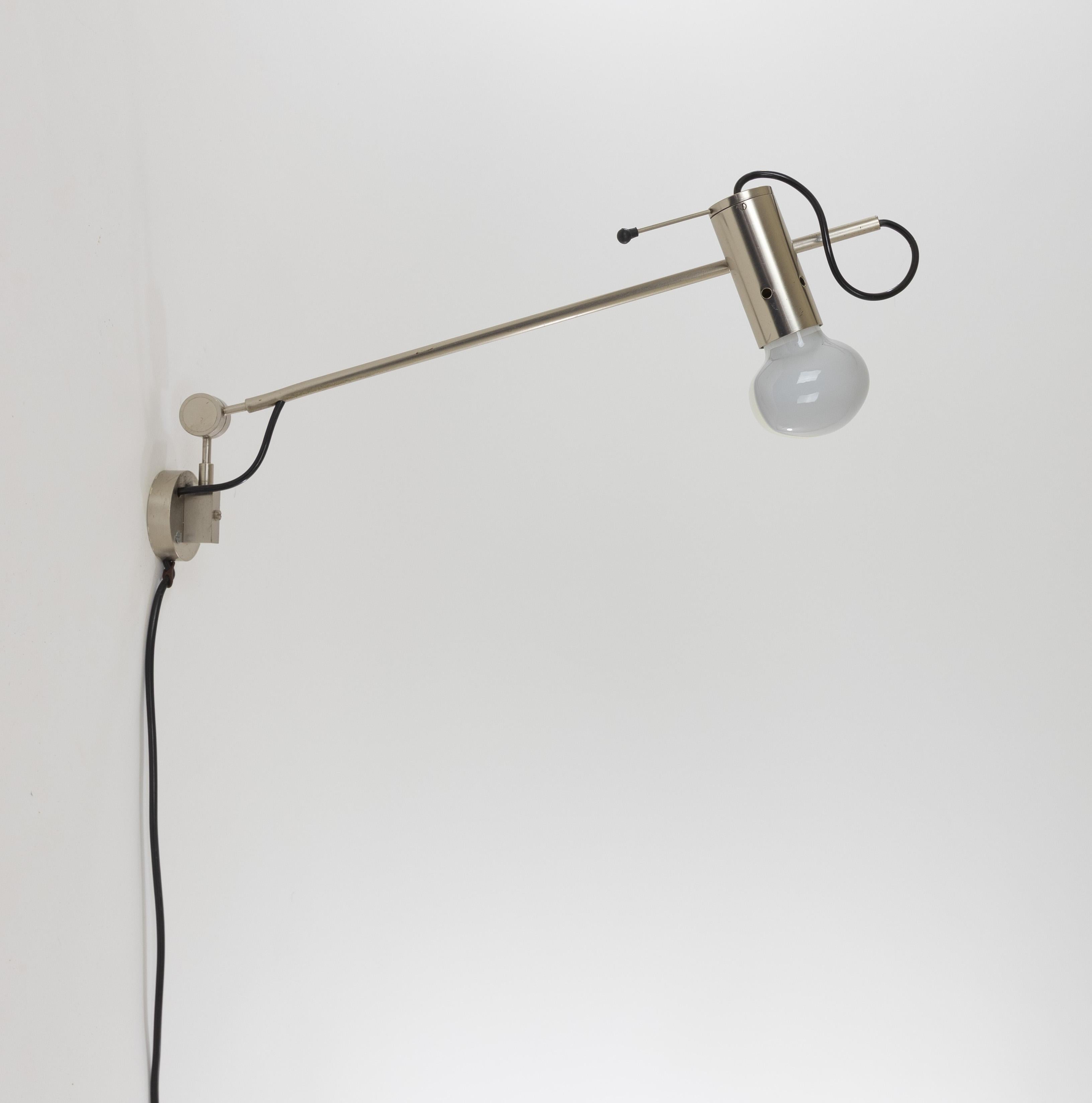 Model 194 wall lamp designed by Tito Agnoli and manufactured by O-Luce. Its remarkable design is from the 1950s.

The model is used with a Cornalux light bulb that to direct the light.

The lamp is adjustable in all directions. The nickel-plated