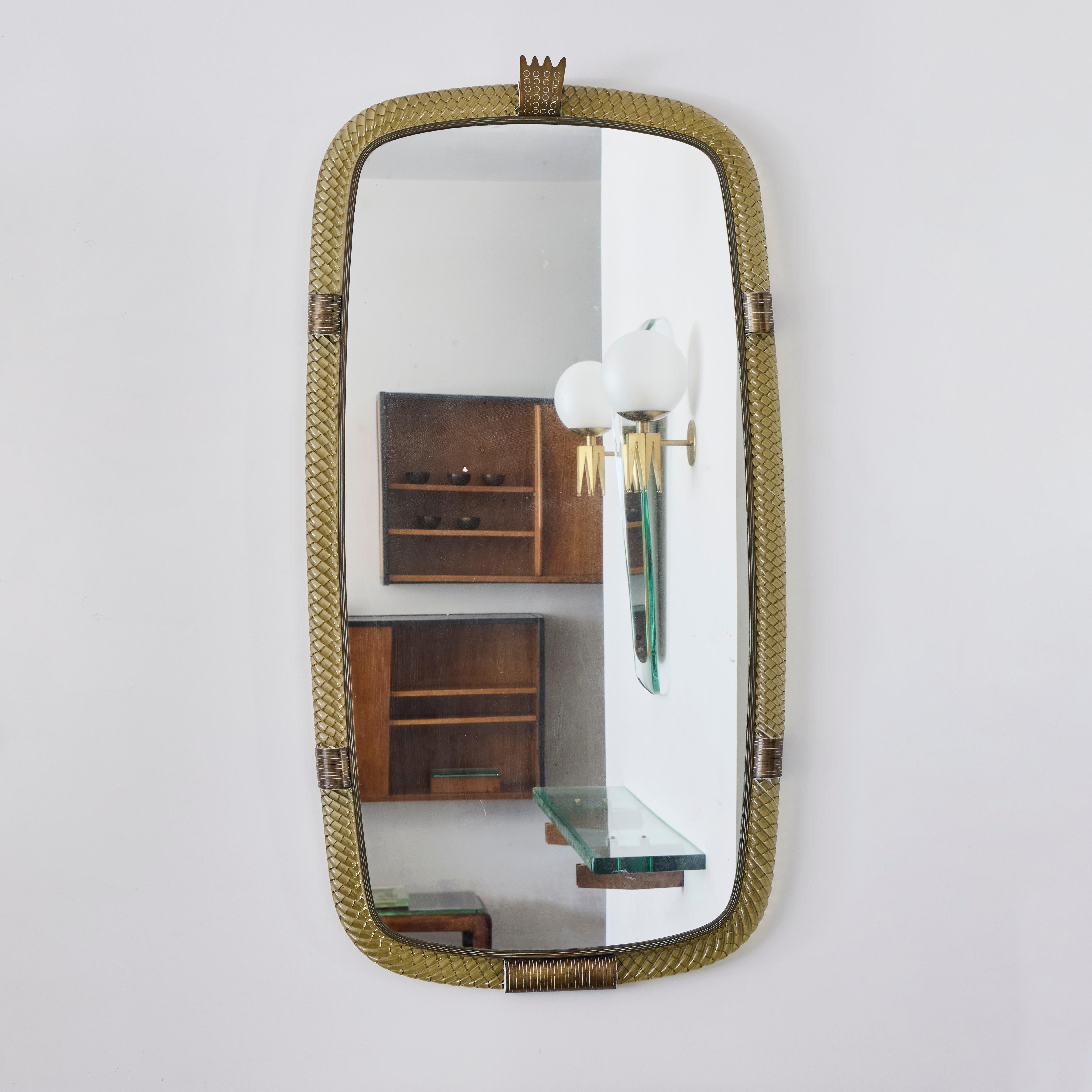 Specchio Model 20 di Venini con vetro a treccia, vetro a specchio, ottone. Prodotto da Venini & C., Murano, Italia circa 1937.

Letteratura : 
Anna Venini Diaz de Santillana, Catalogo Venini Raisonné 1921-1986, Milano, 2000, p. 242
Franco Deboni, Il
