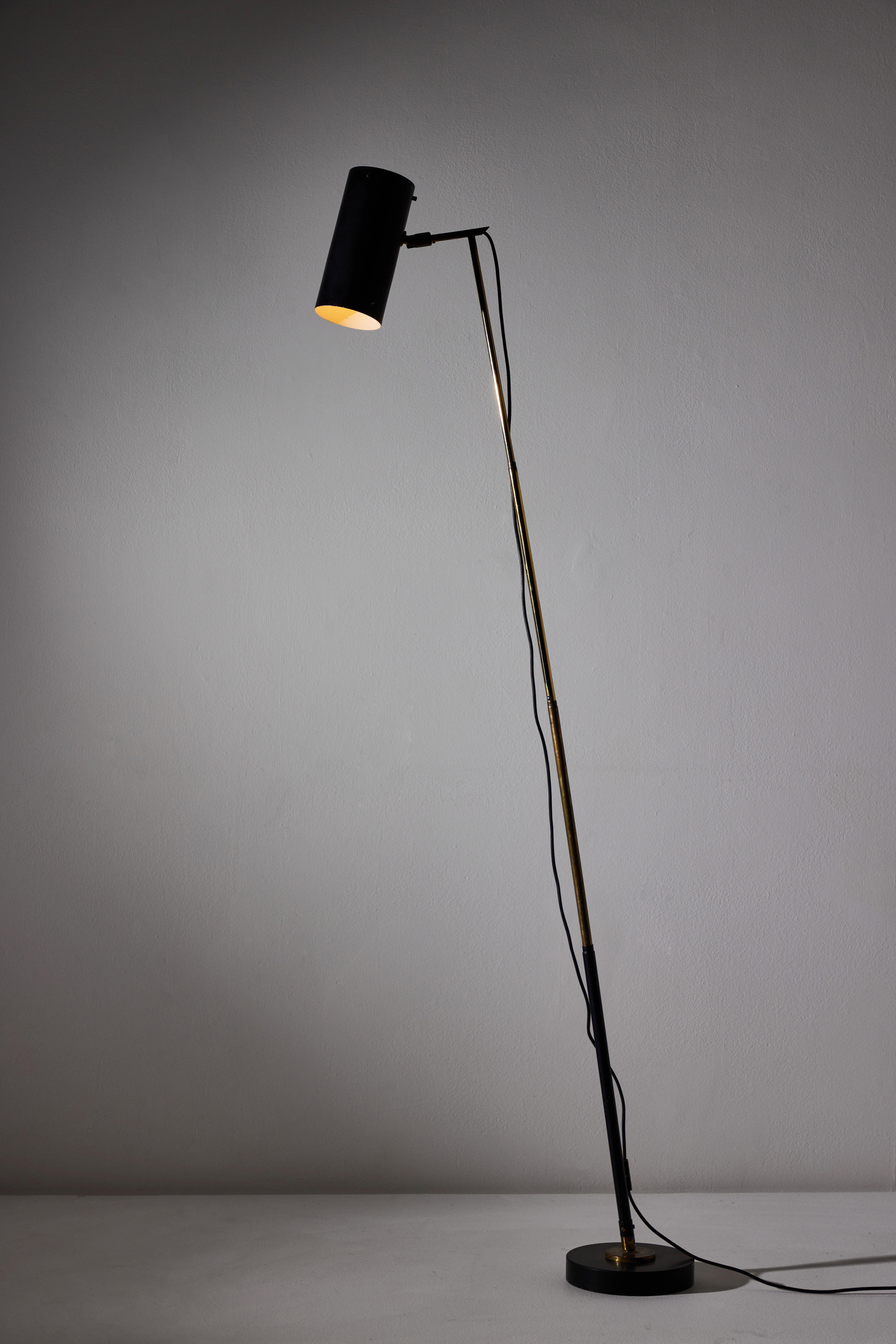 Lampadaire/table télescopique modèle 201 par Angelo Ostuni et Renato Forti pour O-Luce. Créée et fabriquée en Italie, datant des années 1950 environ. Métal peint, laiton, base en acier moulé et un rare abat-jour cylindrique. La tige télescopique