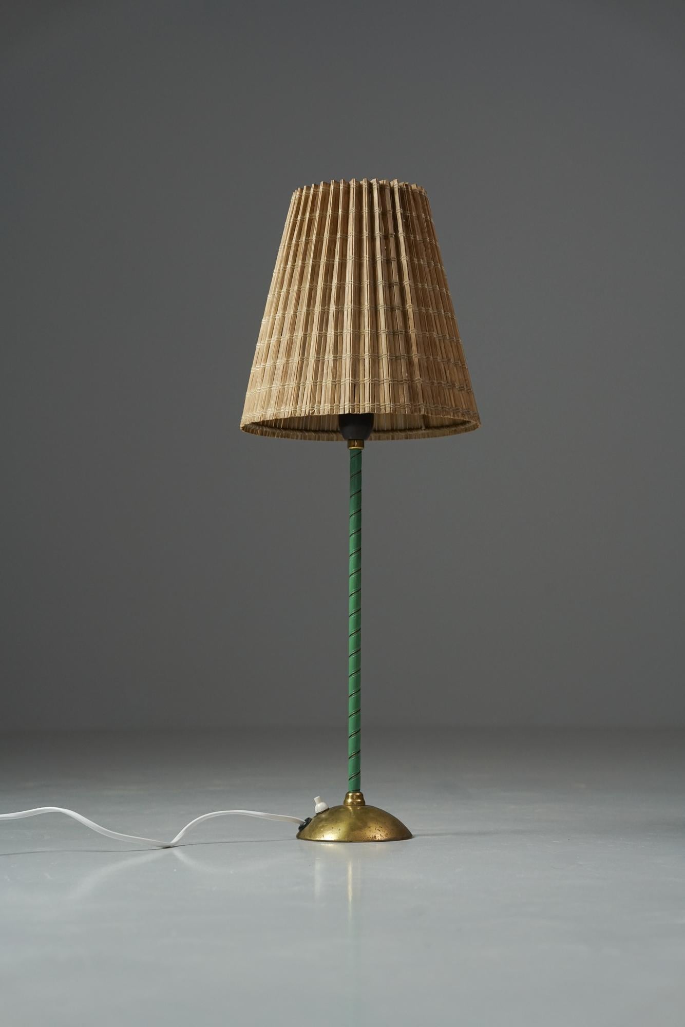 Lampada da tavolo modello 2060, disegnata da Lisa Johansson-Pape e prodotta da Orno Oy, anni '50. Rivestimento in ecopelle color verde acqua sulla struttura, dettagli in ottone e paralume a doghe di legno. Contrassegnato. Buone condizioni vintage,