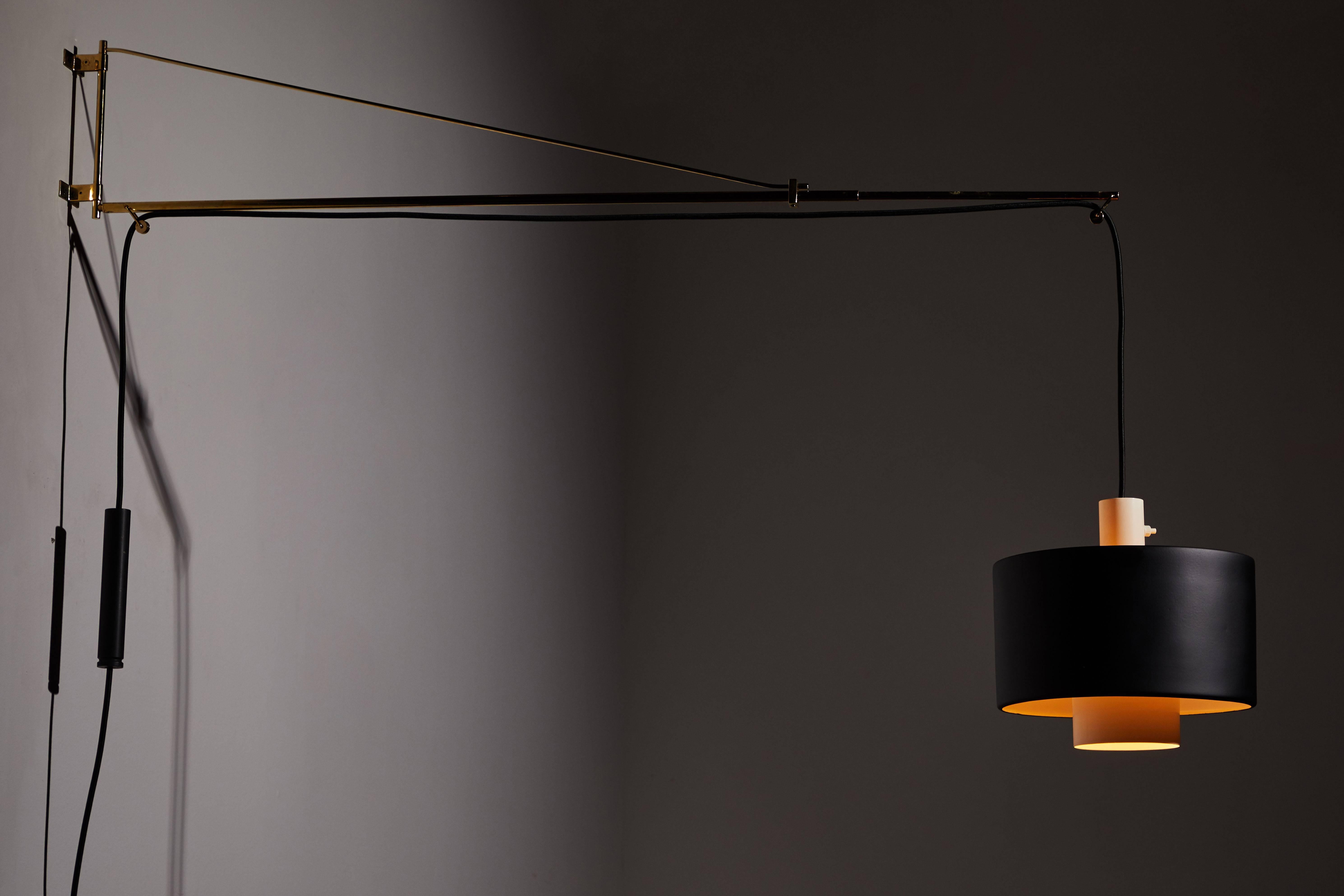 Model 2061 wall light by Gaetano Sciolari for Stilnovo, circa 1950s. Restored, powder coated metal shade and brass pivoting arms. Pulley system adjust the height of the fixture. Wired for US junction boxes. Takes one E27 100w maximum bulb. Height
