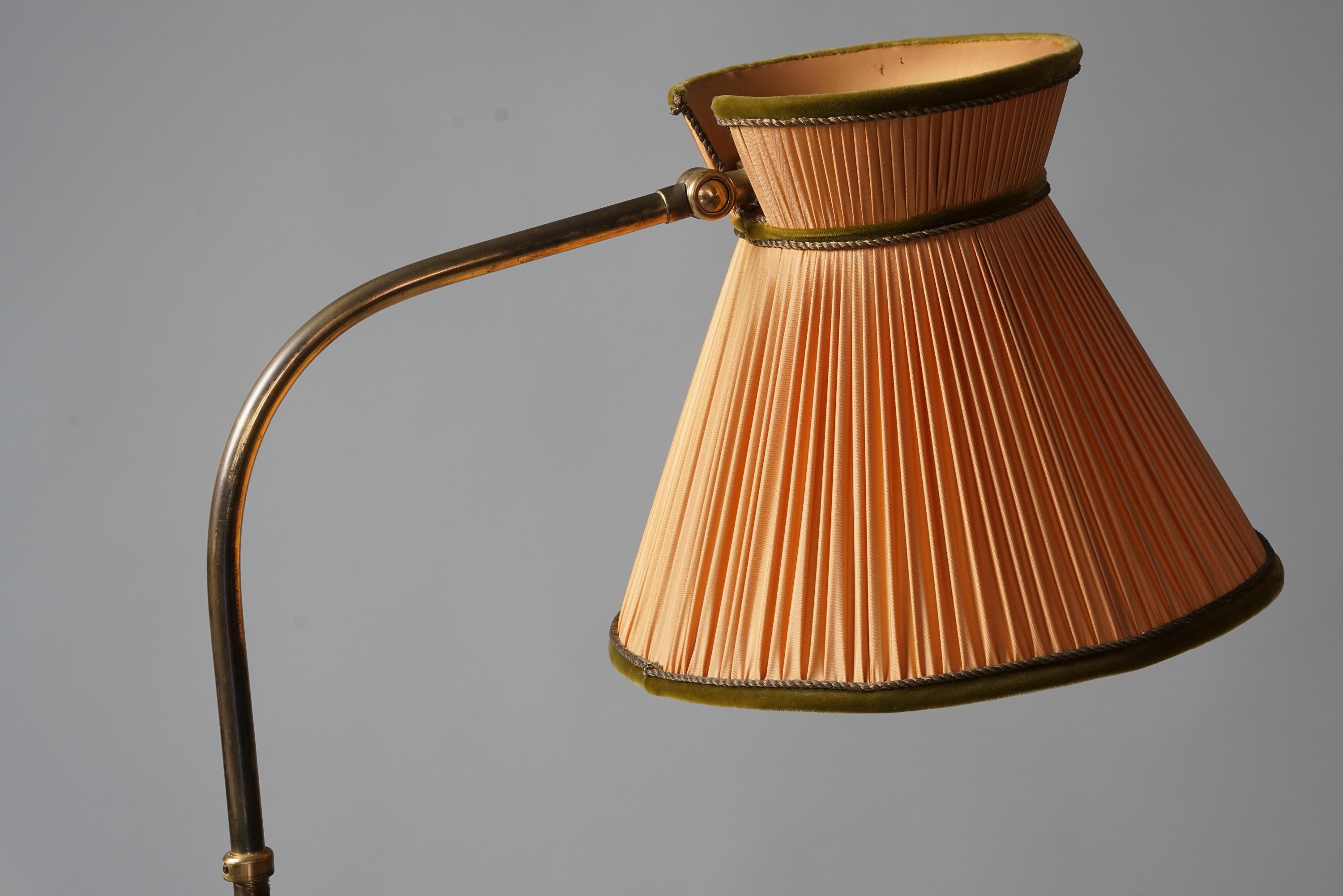 Model 2063 floor lamp, designed by Lisa Johansson-Pape, manufactured by Orno Oy, 1940/1950s. Brass with original lampshade and faux leather wrapping. Good vintage condition, minor patina consistent with age and use. Beautiful Scandinavian Modern