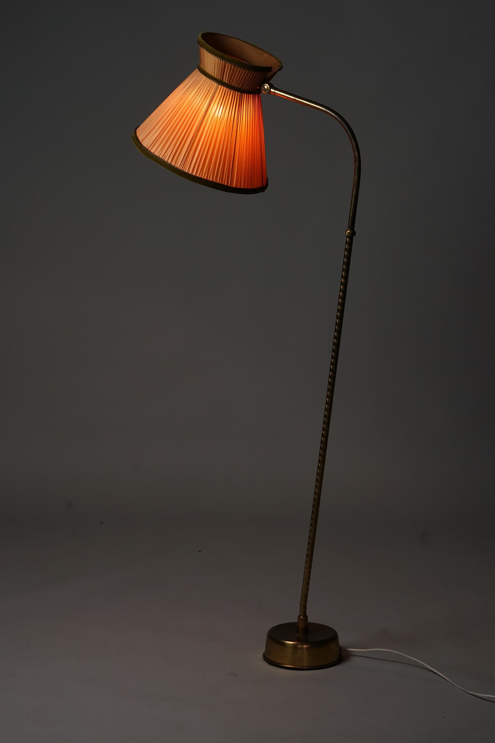 Model 2063 Floor Lamp, Lisa Johansson-Pape, Orno Oy, 1940/1950s For Sale 2