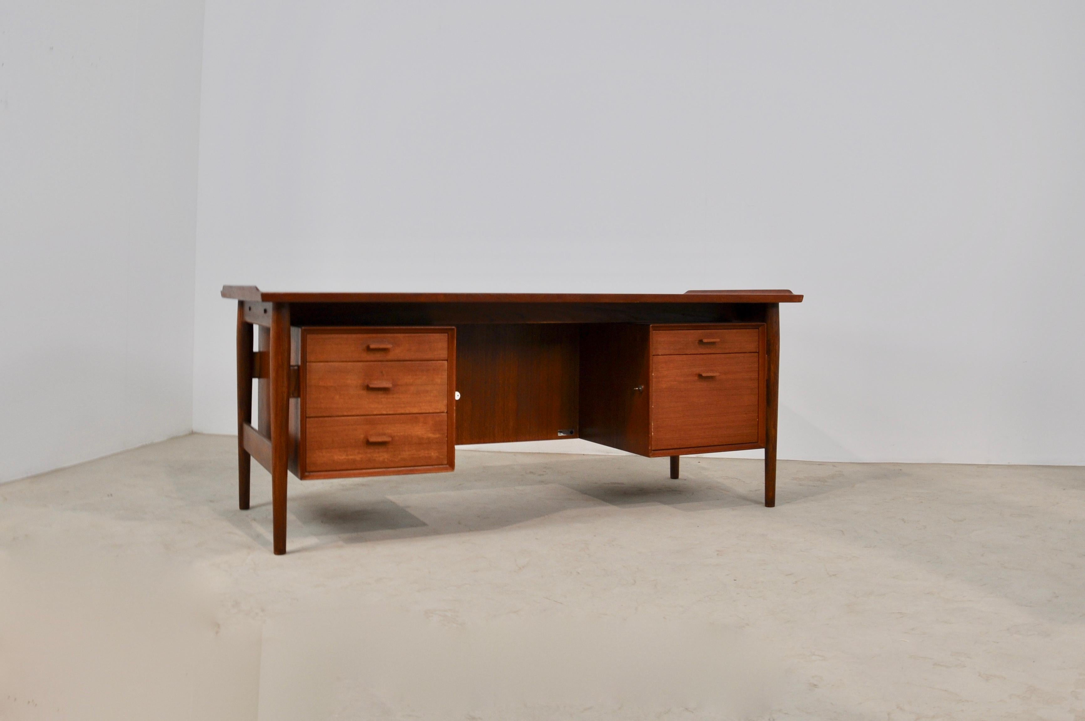 Teak desk with 5 drawers. 2 keys provided to close the desk. Wear and tear due to the time and age of the desk.
