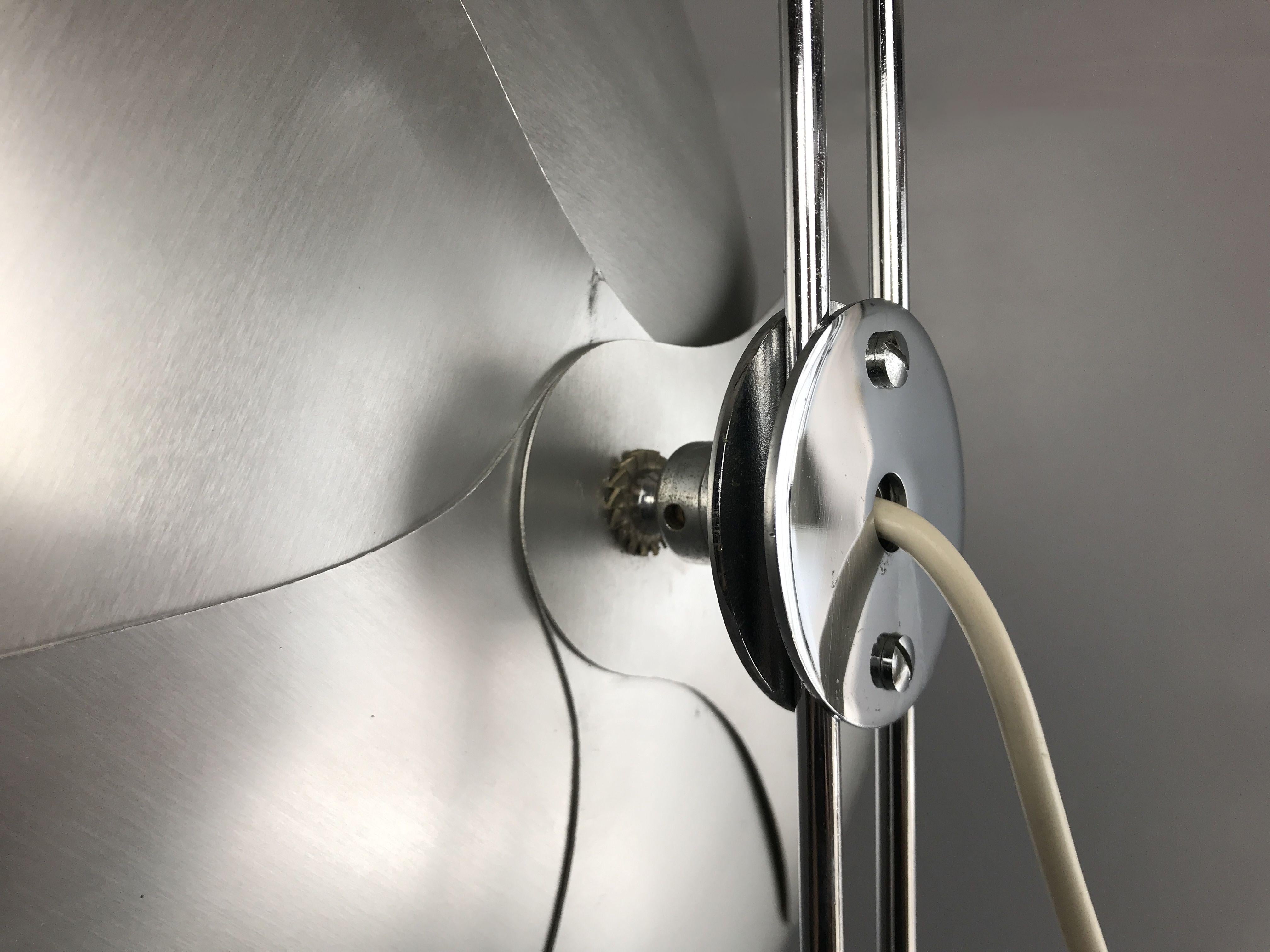 Chrome Lampe « Flower » d'Olivier Mourgue, modèle 2093-80, 1968, support/table en vente