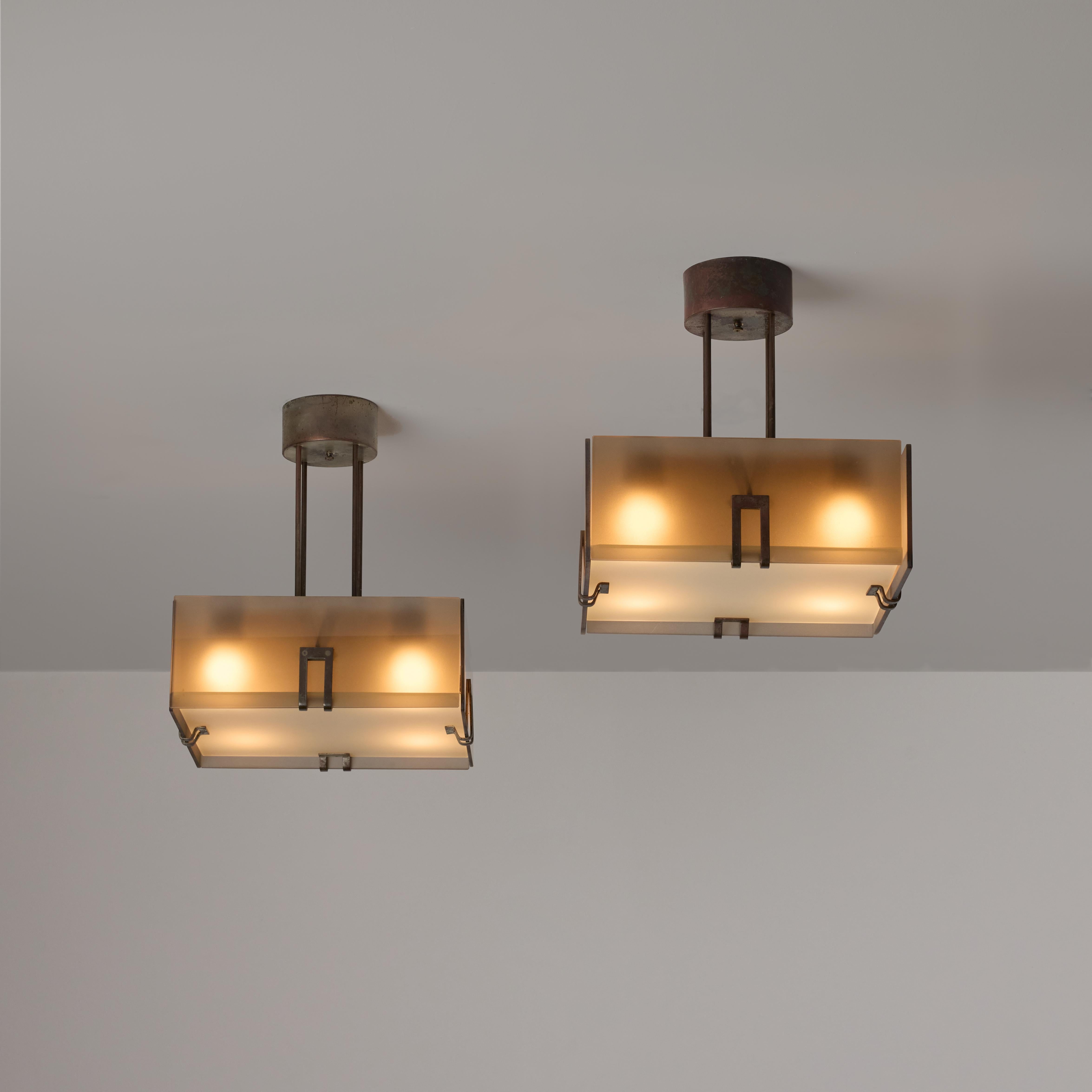 Modello singolo 2098 di Max Ingrand per Fontana Arte. Progettato e prodotto in Italia, intorno agli anni '1960. Pannelli colorati marrone fumé abbinati a un diffusore inferiore acidato. Questo apparecchio contiene quattro tipi di prese E27, adattate