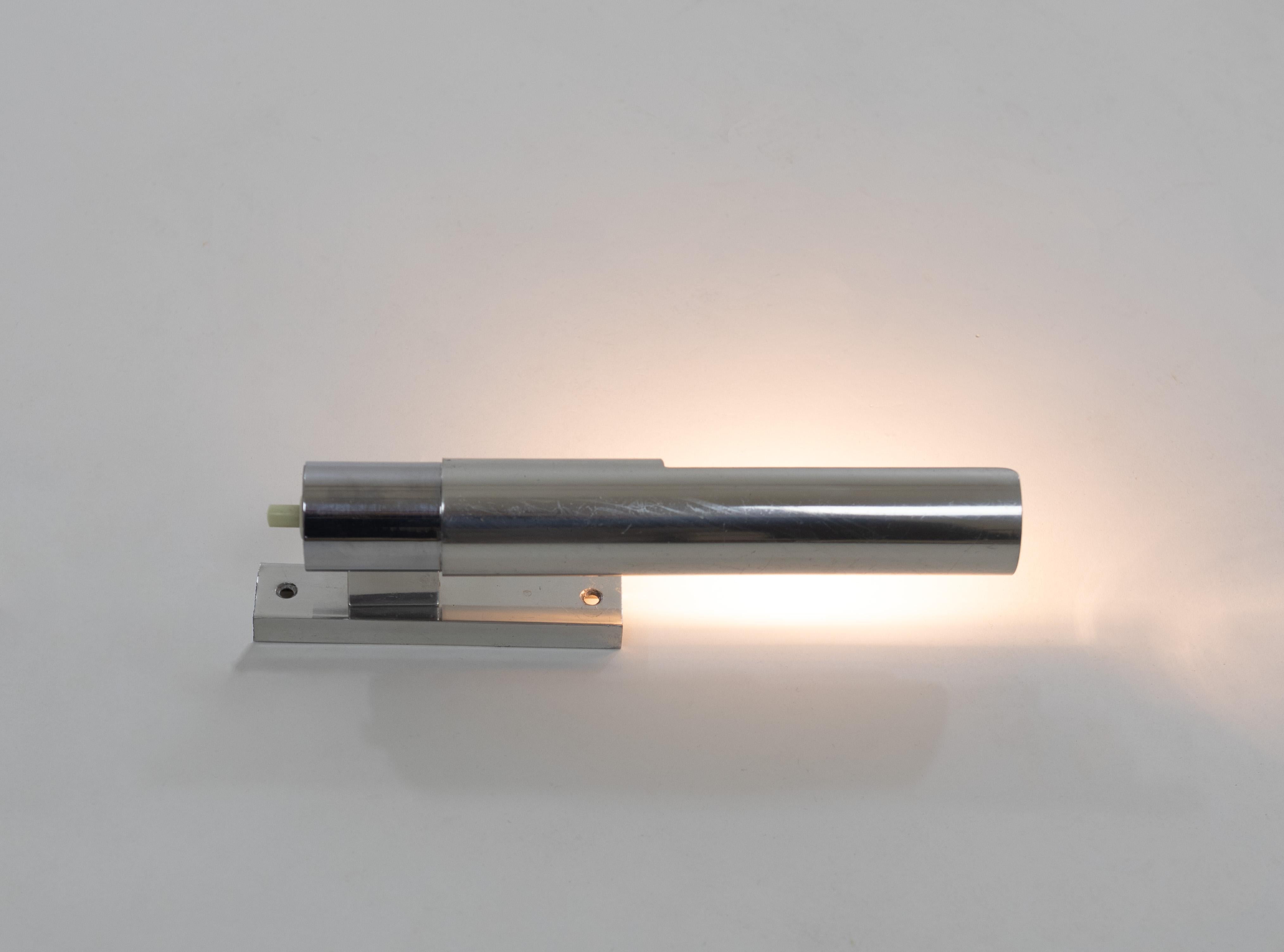 Wandleuchte Modell 211, entworfen von Gino Sarfatti im Jahr 1955 und hergestellt von Arteluce.

Das Modell 211 besteht aus einem Aluminiumsockel mit einem Schirm, der sich um eine röhrenförmige Glühbirne mit maximal 40 Watt dreht. Sie strahlt