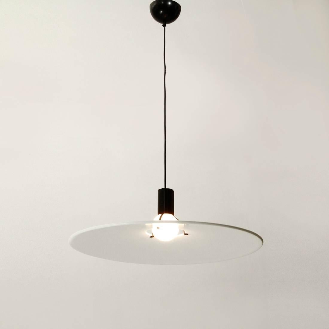 Ceiling lamp designed in 1973 by Gino Sarfatti for Arteluce.
Black metal structure, circular diffuser in white lacquered metal.
Small dents on the diffuser.
Dimensions: Diameter 70 cm, diffuser height 20 cm, total height 150 cm.
 