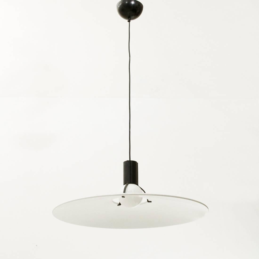 Ceiling lamp designed in 1973 by Gino Sarfatti for Arteluce.
Black metal structure, circular diffuser in white lacquered metal.
Dents on the diffuser.
Dimensions: Diameter 61 cm, diffuser height 20 cm, total height 150 cm.
 
