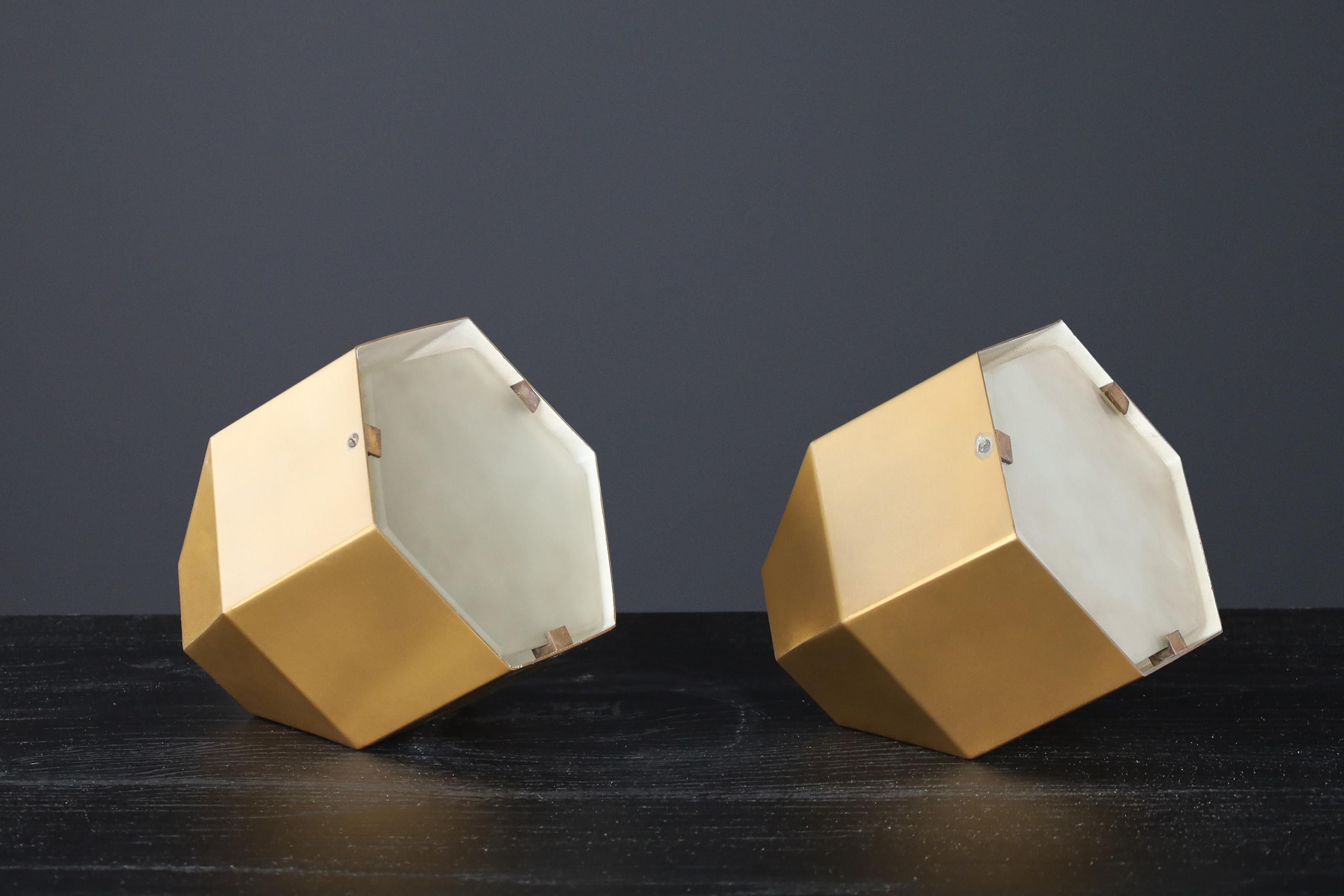 italien Lampes de bureau modèle 2202 en laiton et verre cristal de Max Ingrand pour Fontana Arte en vente