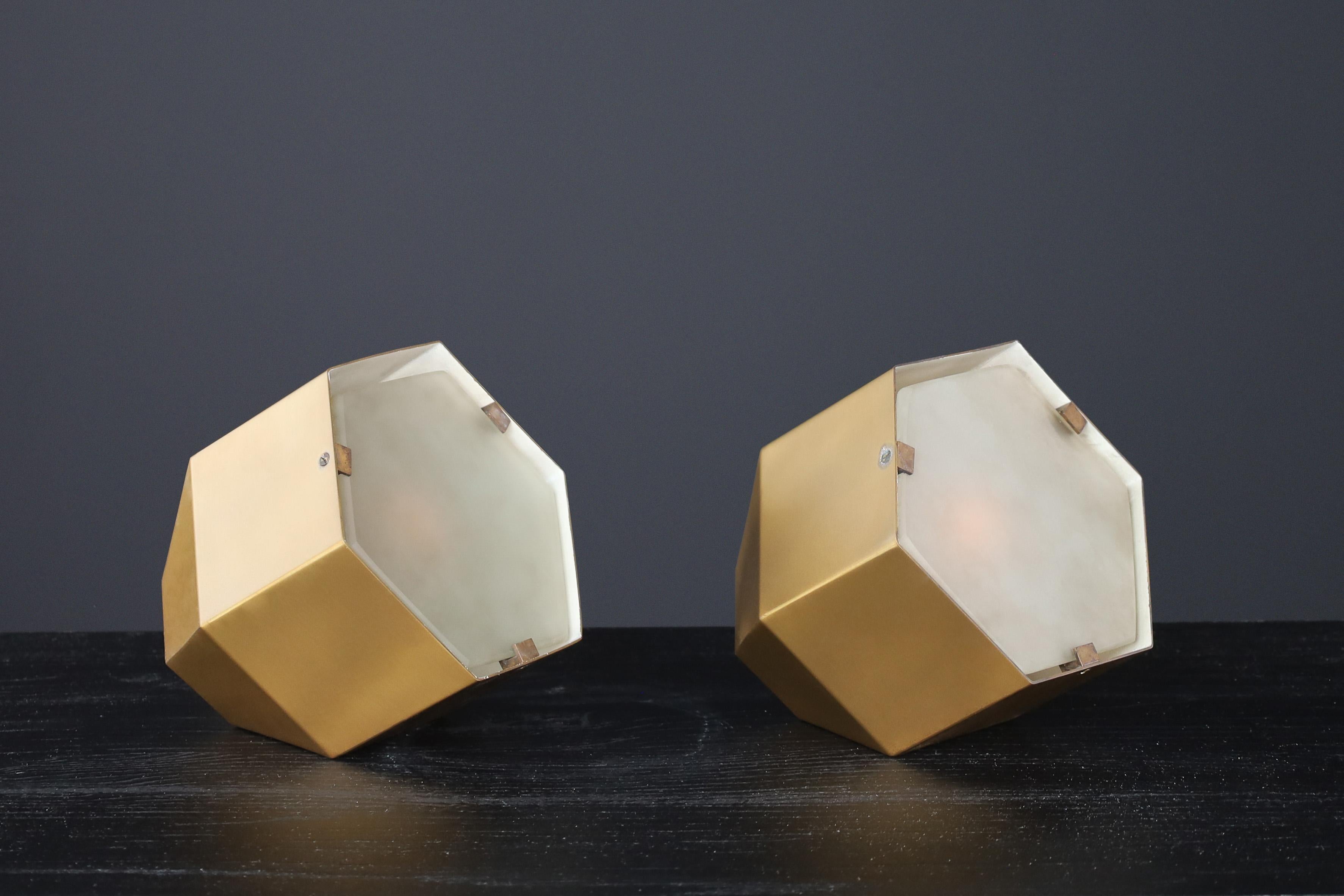 Milieu du XXe siècle Lampes de bureau modèle 2202 en laiton et verre cristal de Max Ingrand pour Fontana Arte en vente