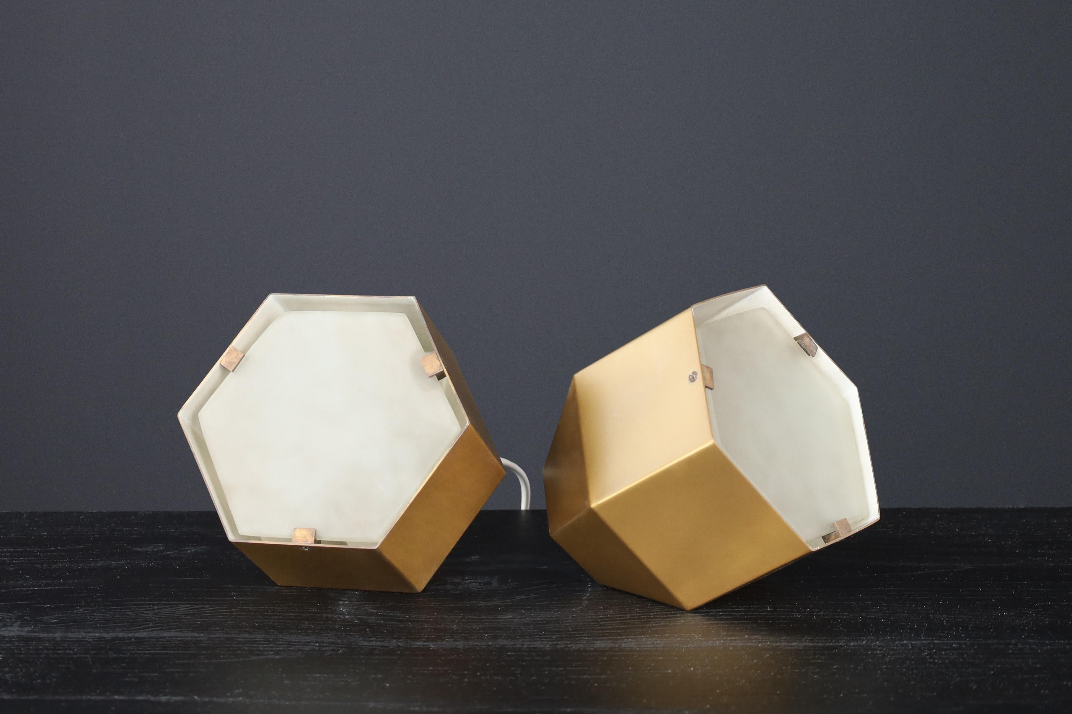 Laiton Lampes de bureau modèle 2202 en laiton et verre cristal de Max Ingrand pour Fontana Arte en vente