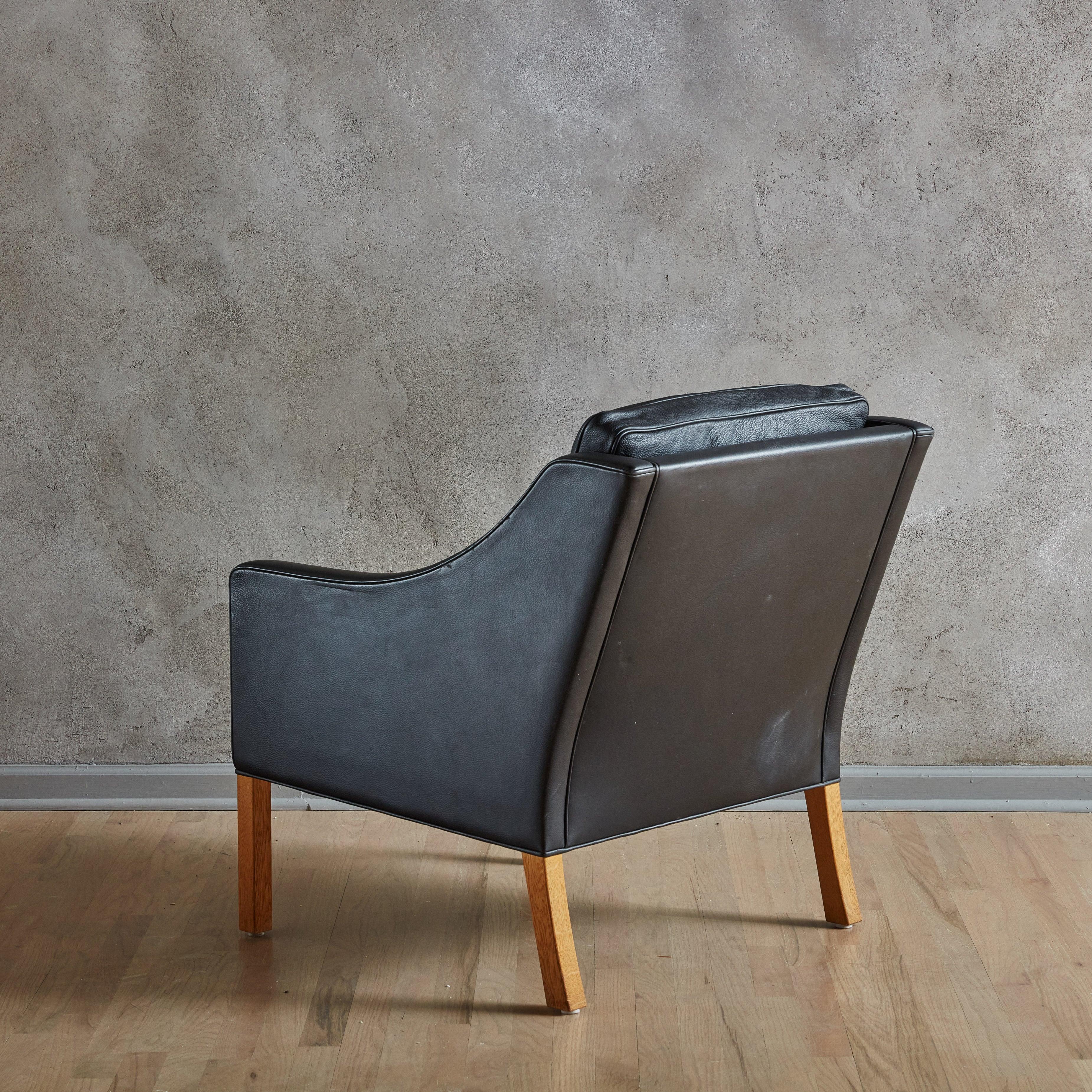 Scandinave moderne Chaise longue en cuir noir 'Model #2207' Attribuée à Børge Mogensen en vente