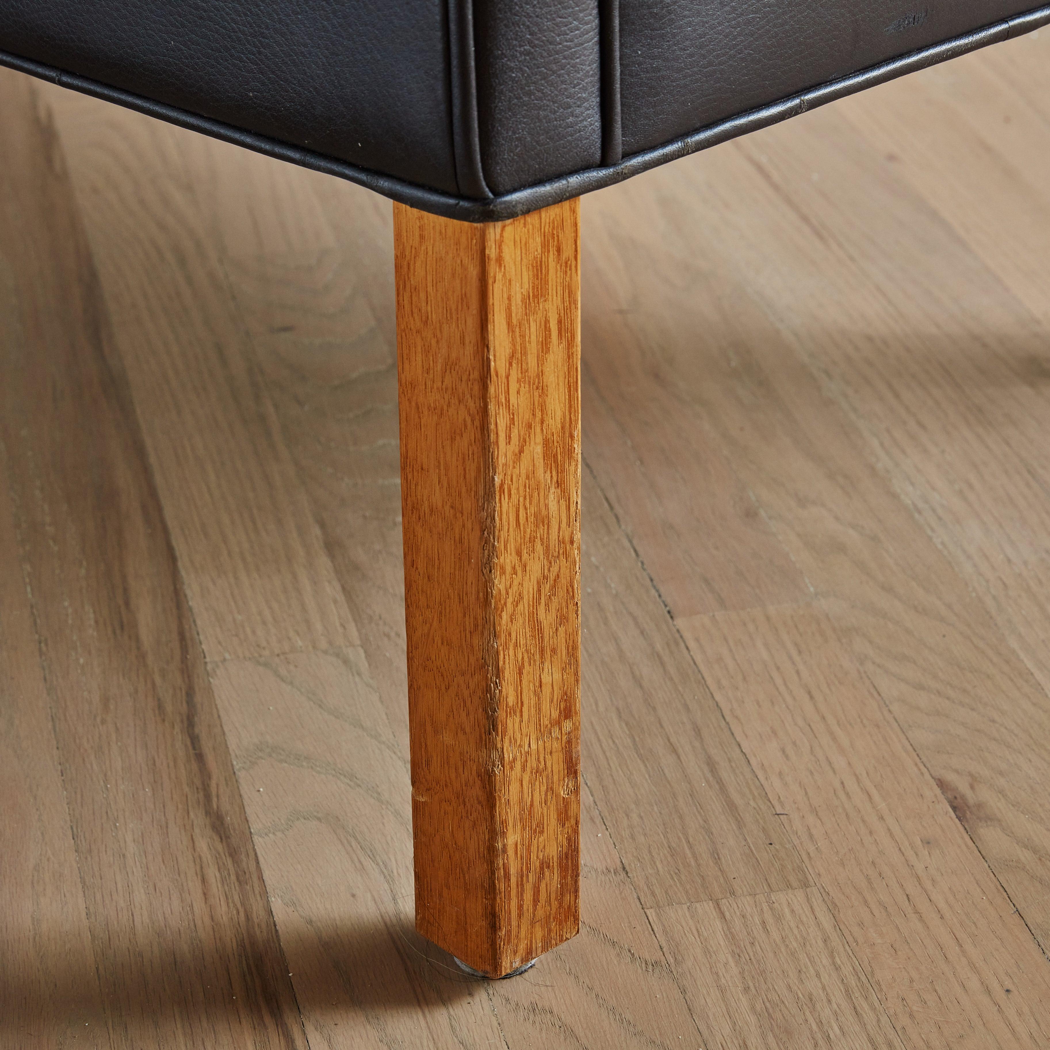 Danois Chaise longue en cuir noir 'Model #2207' Attribuée à Børge Mogensen en vente