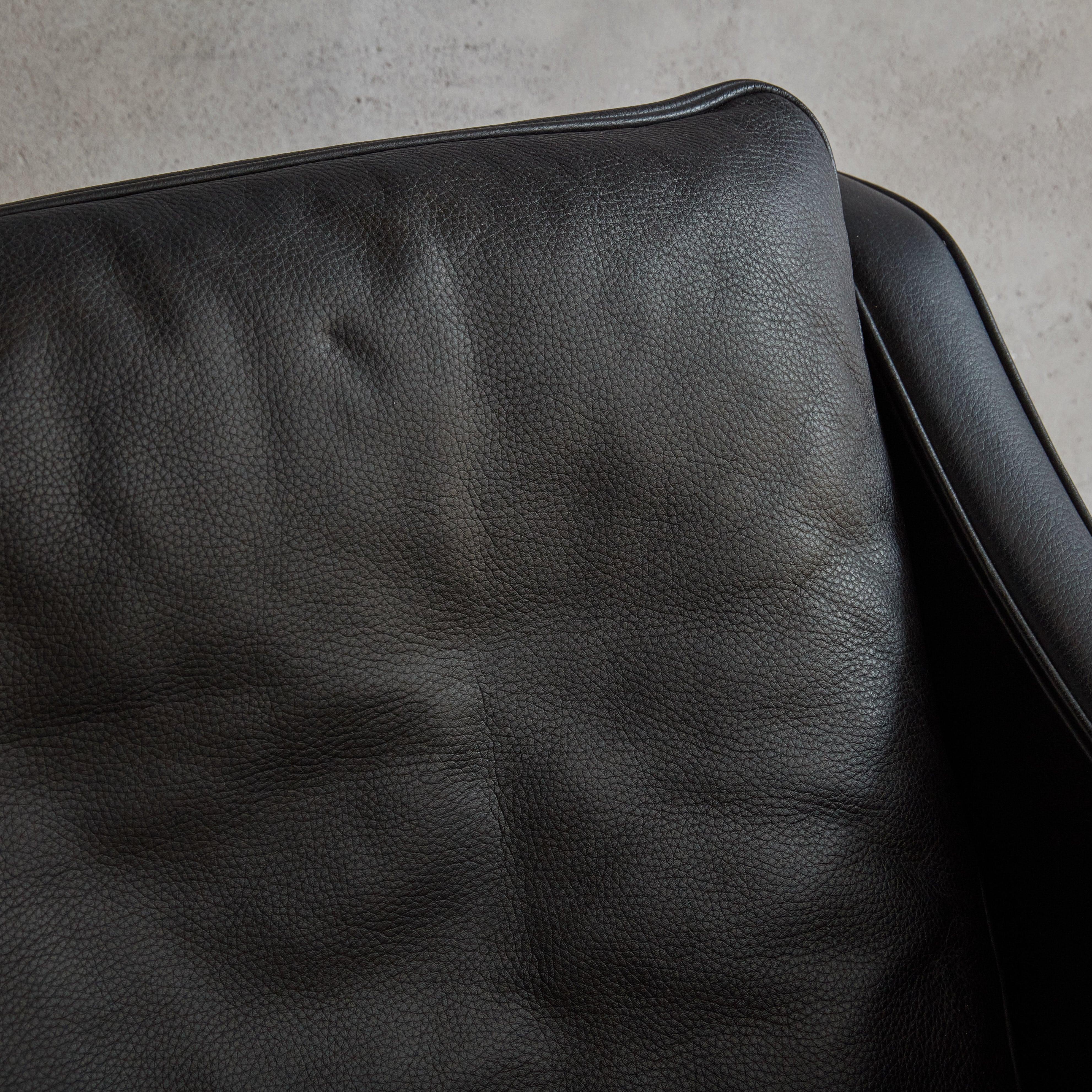 Milieu du XXe siècle Chaise longue en cuir noir 'Model #2207' Attribuée à Børge Mogensen en vente