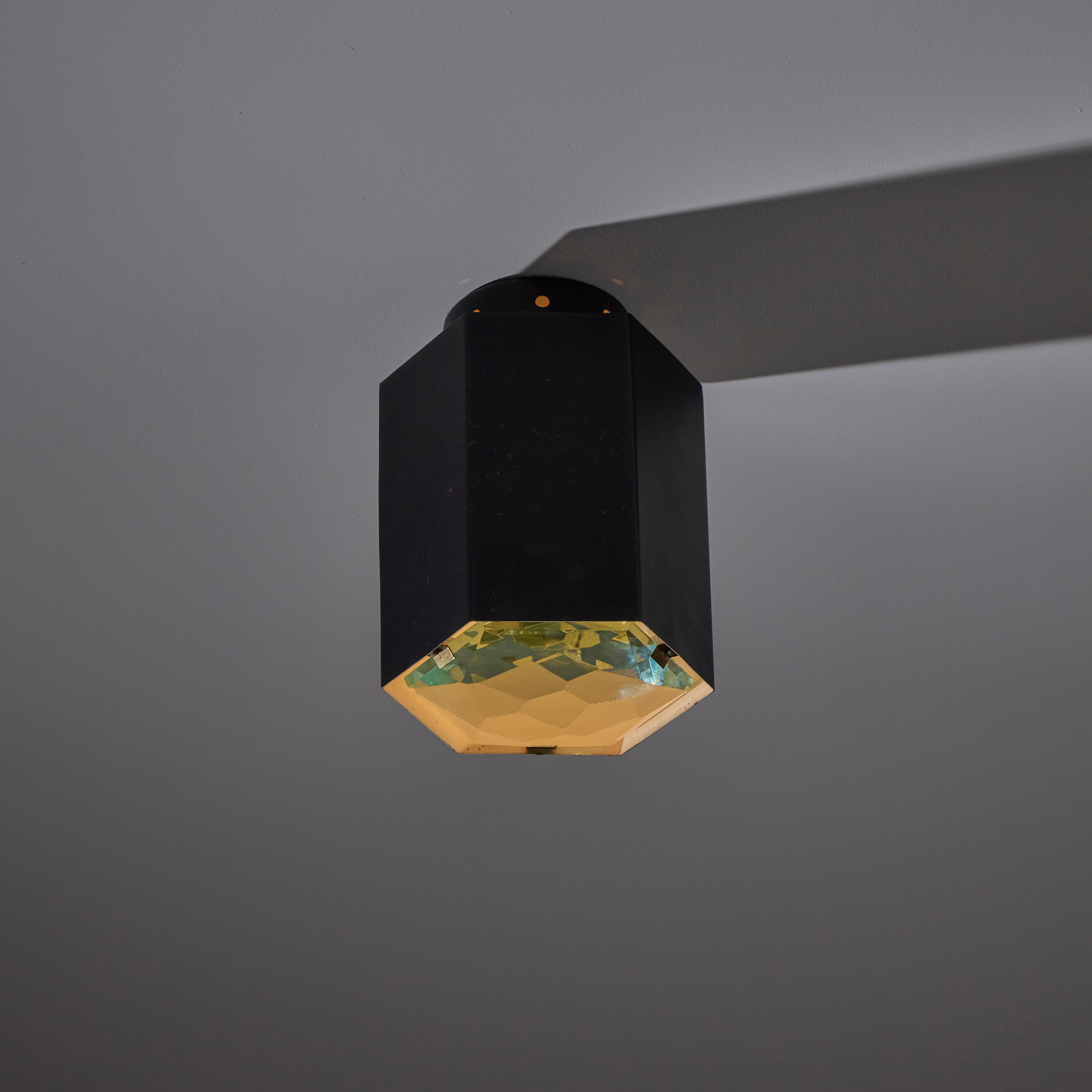 Modèle 2209 de Max Ingrand pour Fontana Arte. Conçu et fabriqué en Italie, vers les années 1960. Boîtier hexagonal émaillé noir associé à un diffuseur en verre taillé. Contient une seule douille de type E27, adaptée aux États-Unis. Nous recommandons