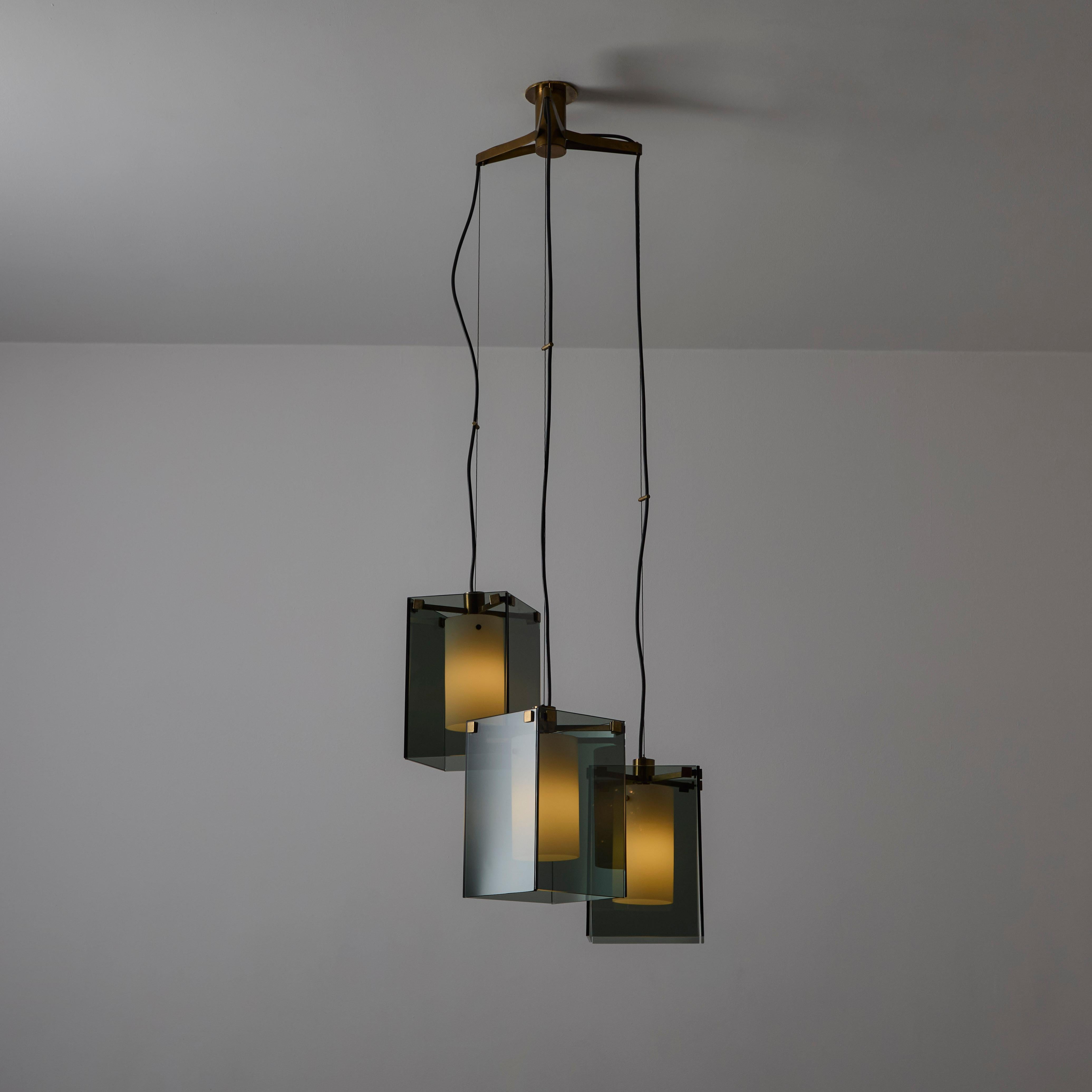 Suspension de Max Ingrand pour Fontana Arte. Conçu et fabriqué en Italie, vers 1960. Diffuseurs en verre, cylindres internes en verre satiné brossé, armature et quincaillerie en laiton. Plaque de plafond en laiton sur mesure. Recâblage pour les