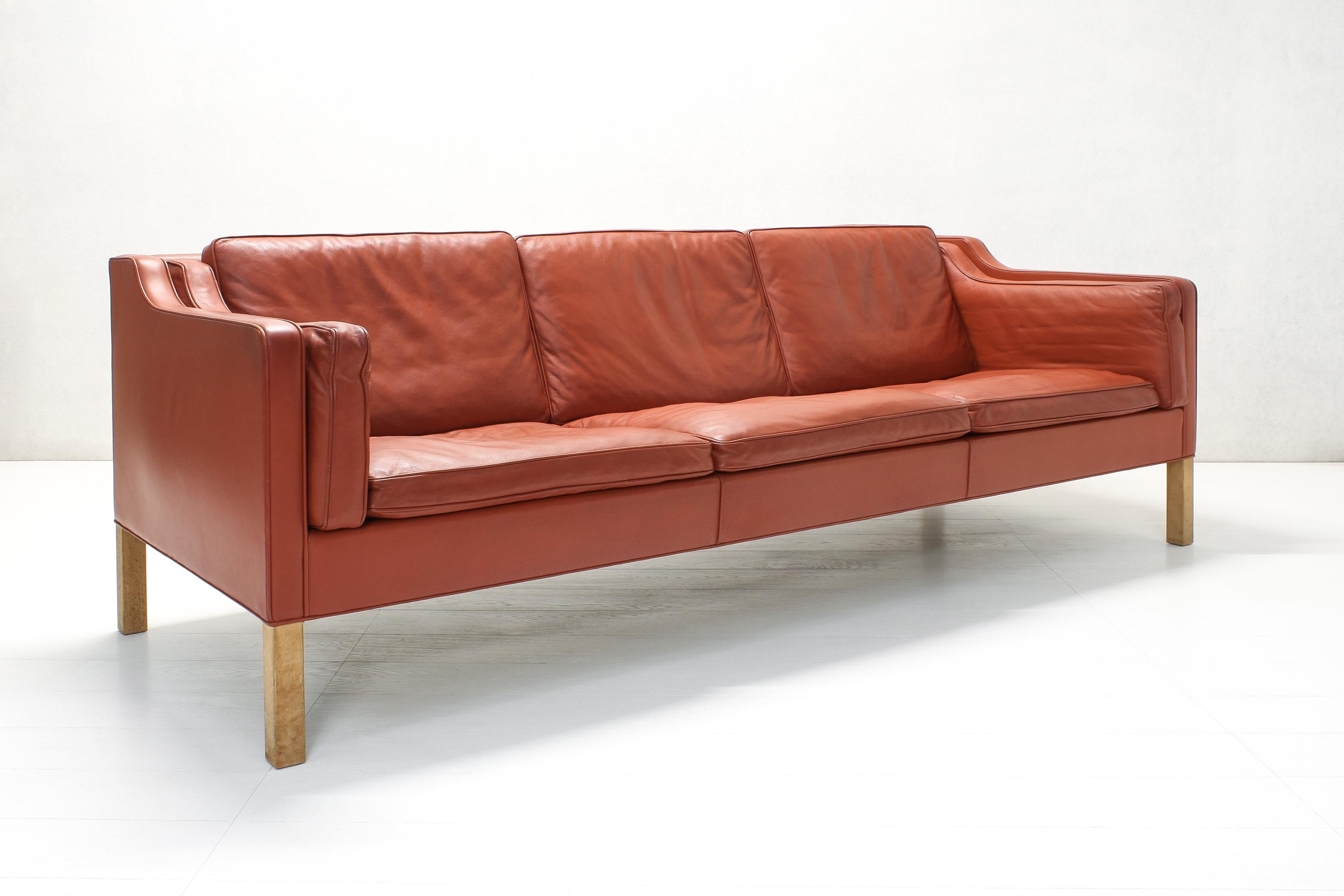 Das 1962 von Børge Mogensen für Fredericia Furniture entworfene Sofa Modell 2213 wurde sofort zum Klassiker des modernen dänischen Designs. Mogensen entwarf dieses Sofa für sein eigenes Wohnzimmer. Mit einer Länge von 222 cm war das Sofa genau so