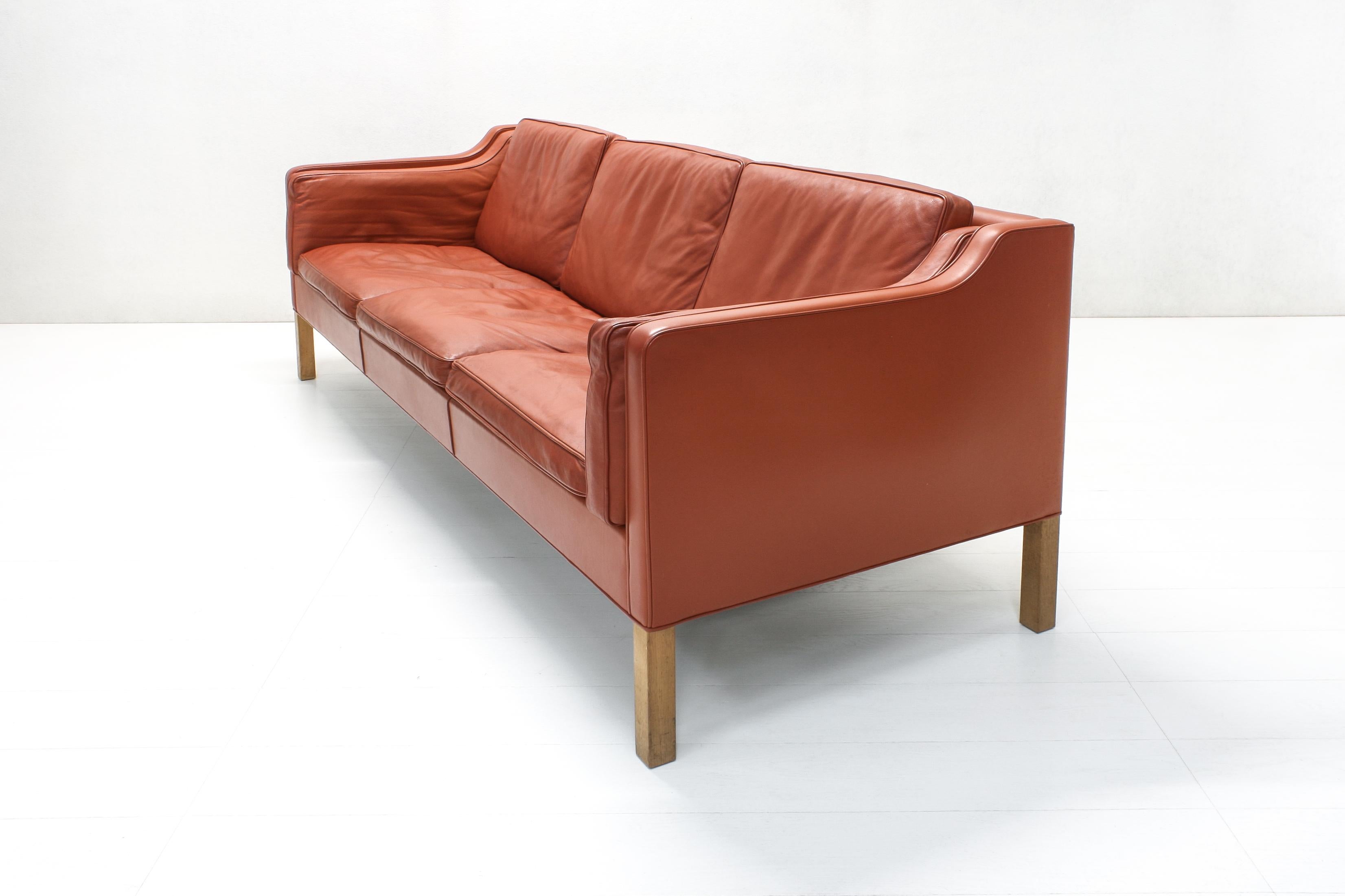 Model No. 2213 3-Sitzer Sofa in Leder von Børge Mogensen für Fredericia Stolefabrik (Moderne der Mitte des Jahrhunderts) im Angebot