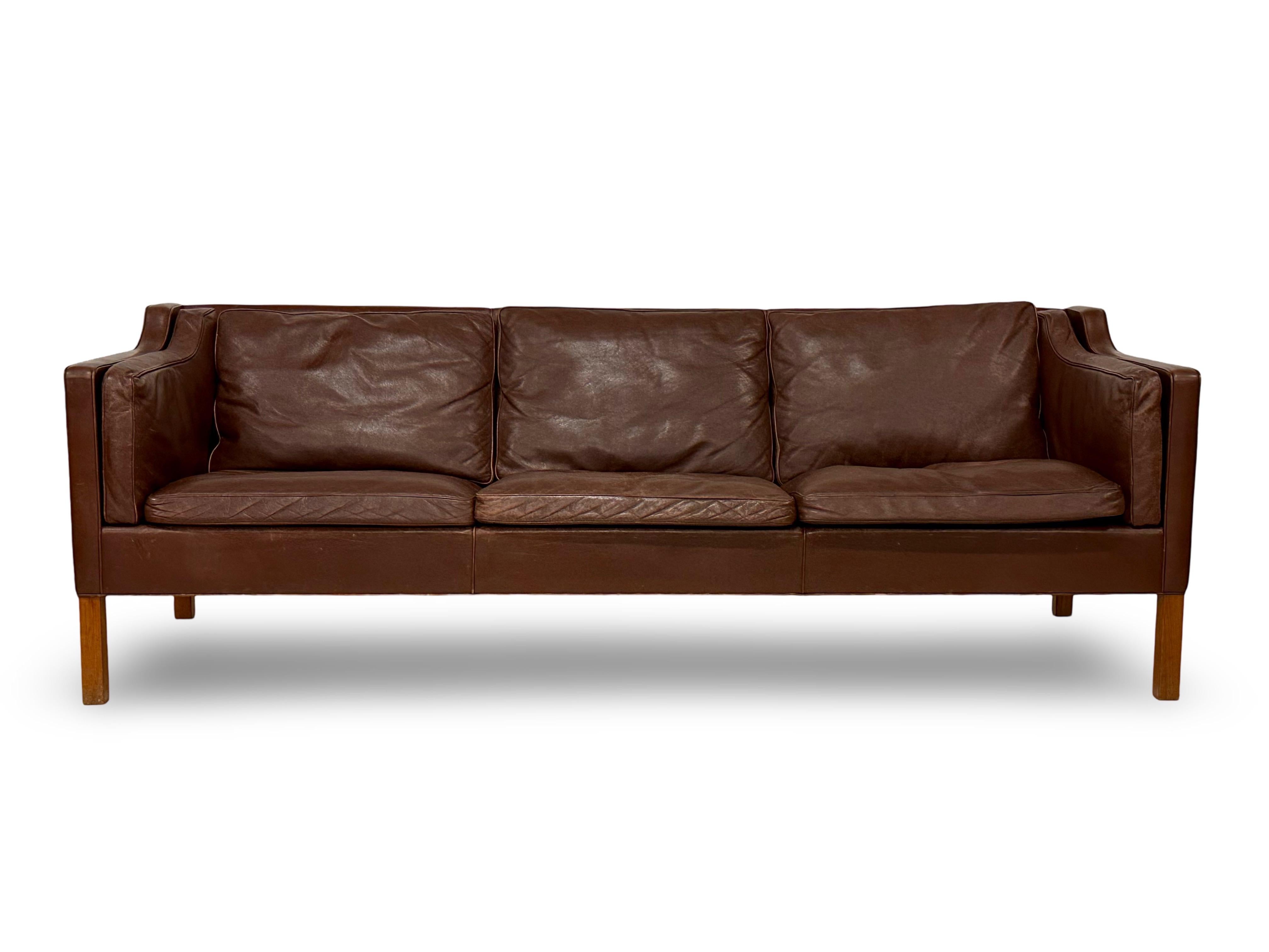Ausgezeichnetes 3-Sitzer-Sofa in Original-Leder und Kissen von Børge Mogensen, Fredericia Furniture, Dänemark.
Modell 2213.