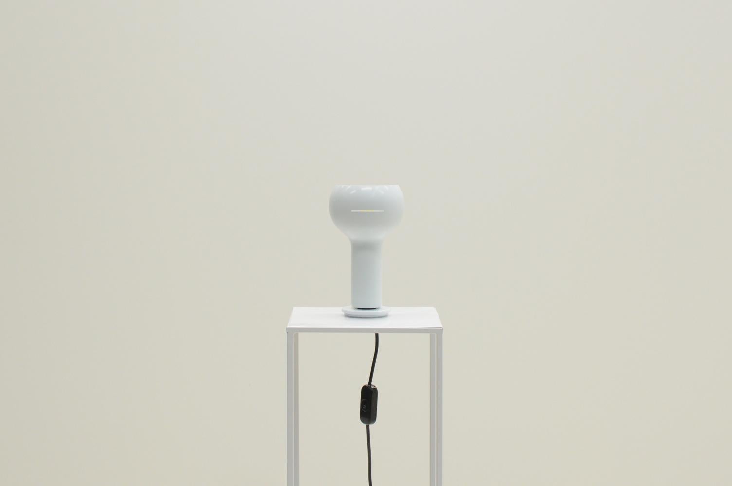 Lampe de table modèle 222 par Joe Colombo pour Oluce, Italie, années 1960. Le modèle 222  est également connue sous le nom de MiniFlash et a été conçue en 1968. Laqué blanc  lampe et socle. La base ronde a été remise à neuf. Contient une ampoule E27
