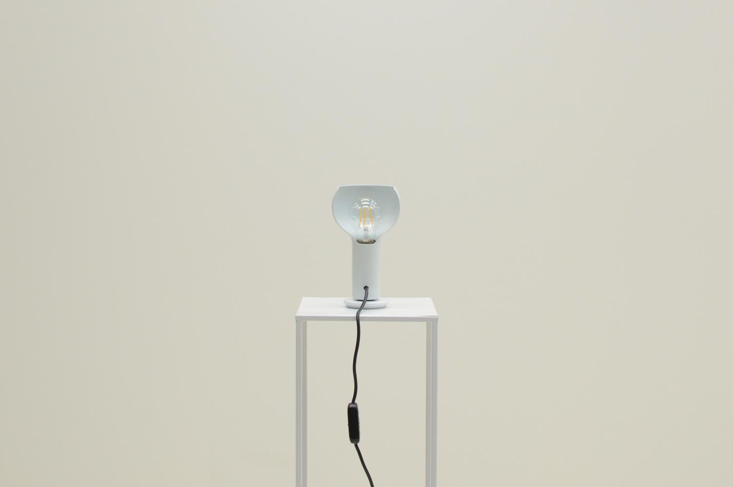 Lampe de table modèle 222 ou flash de Joe Colombo pour Oluce, Italie, années 1960. Bon état - En vente à Landgraaf, NL