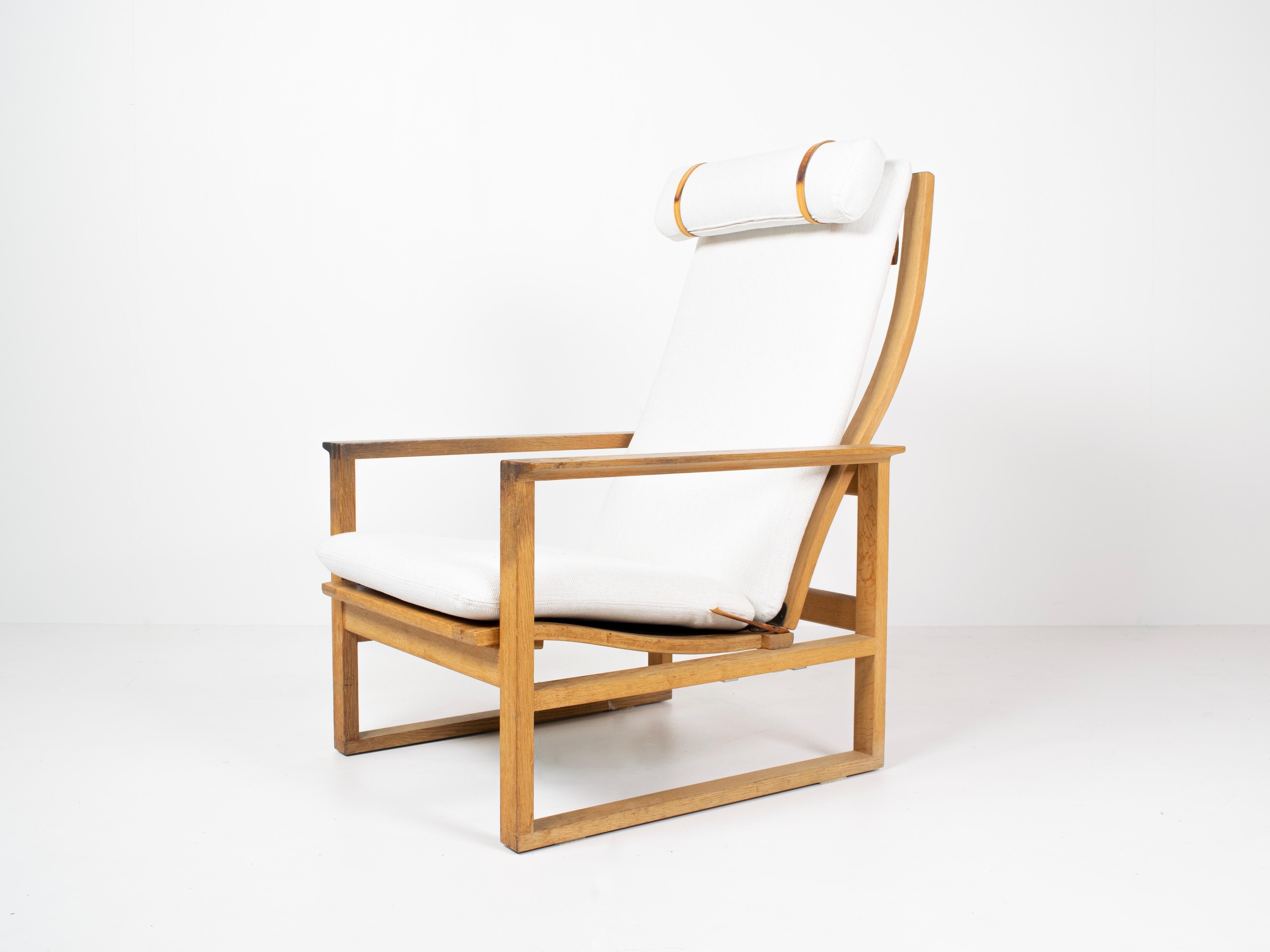 Amazing lounge chair model BM-2254 Slædestolen designed by Børge Mogensen for Fredericia Stolefabrik, 1960s. This chair is adjustable in two different positions as can be seen on the pictures. It has an oak frame with completely new upholstery and