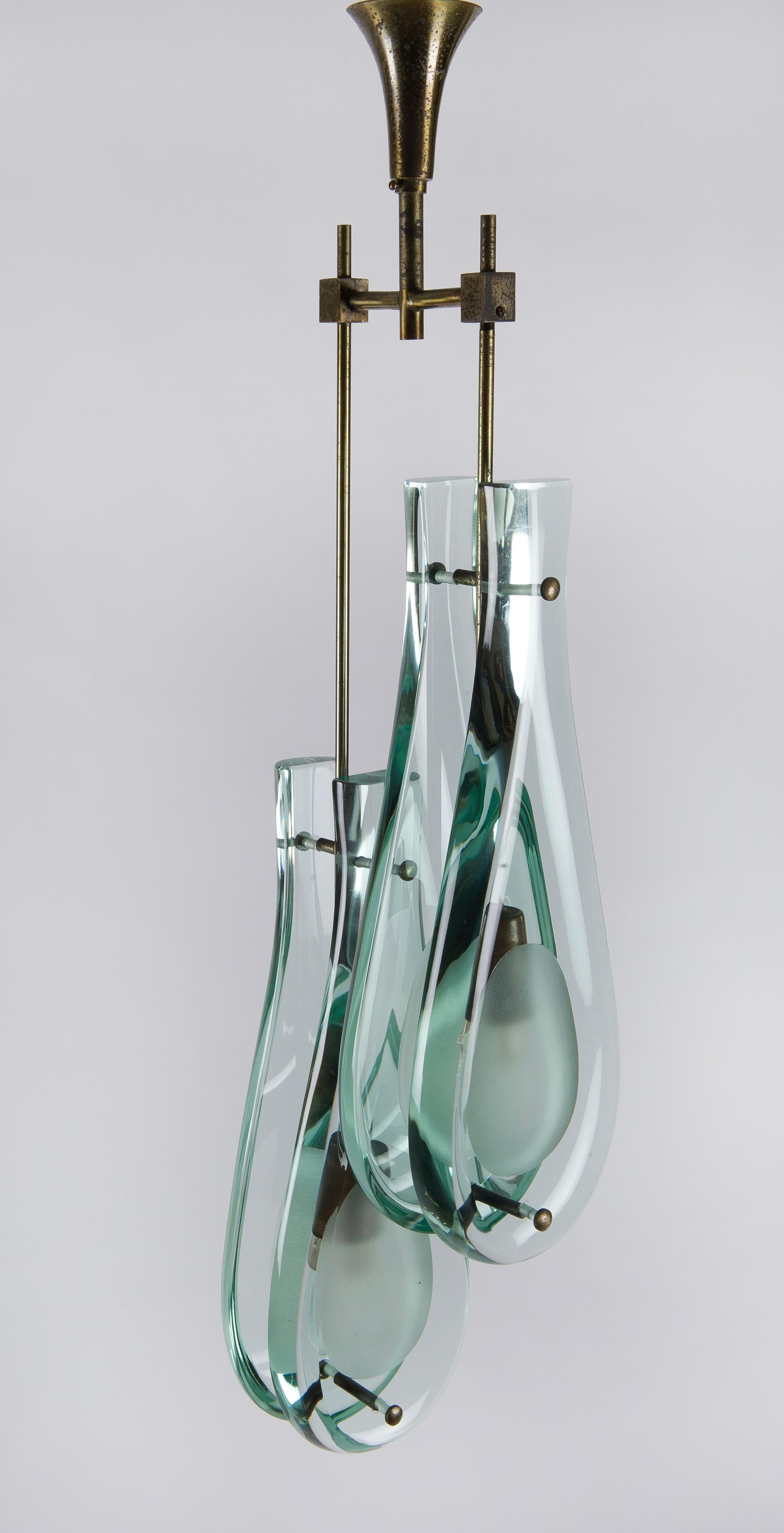 A rare '2259/2' model ceiling pendant designed by Max Ingrand for the prestigious Italian glass manufacturer, Fontana Arte, c.1960. This beautiful ceiling light consists of a double pair of thick cut 'teardrop' shaped glass diffusers, each with an