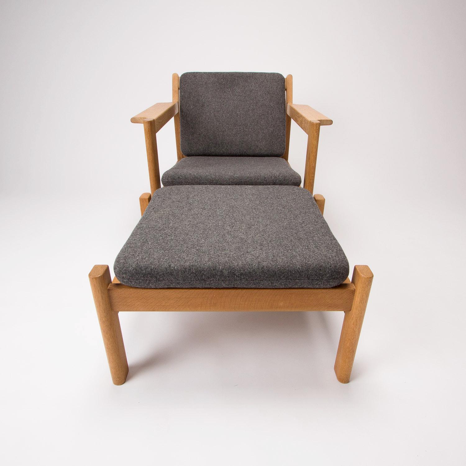 Model 227 Armchair & 228 Footstool by Børge Mogensen for Fredericia, Denmark For Sale 3