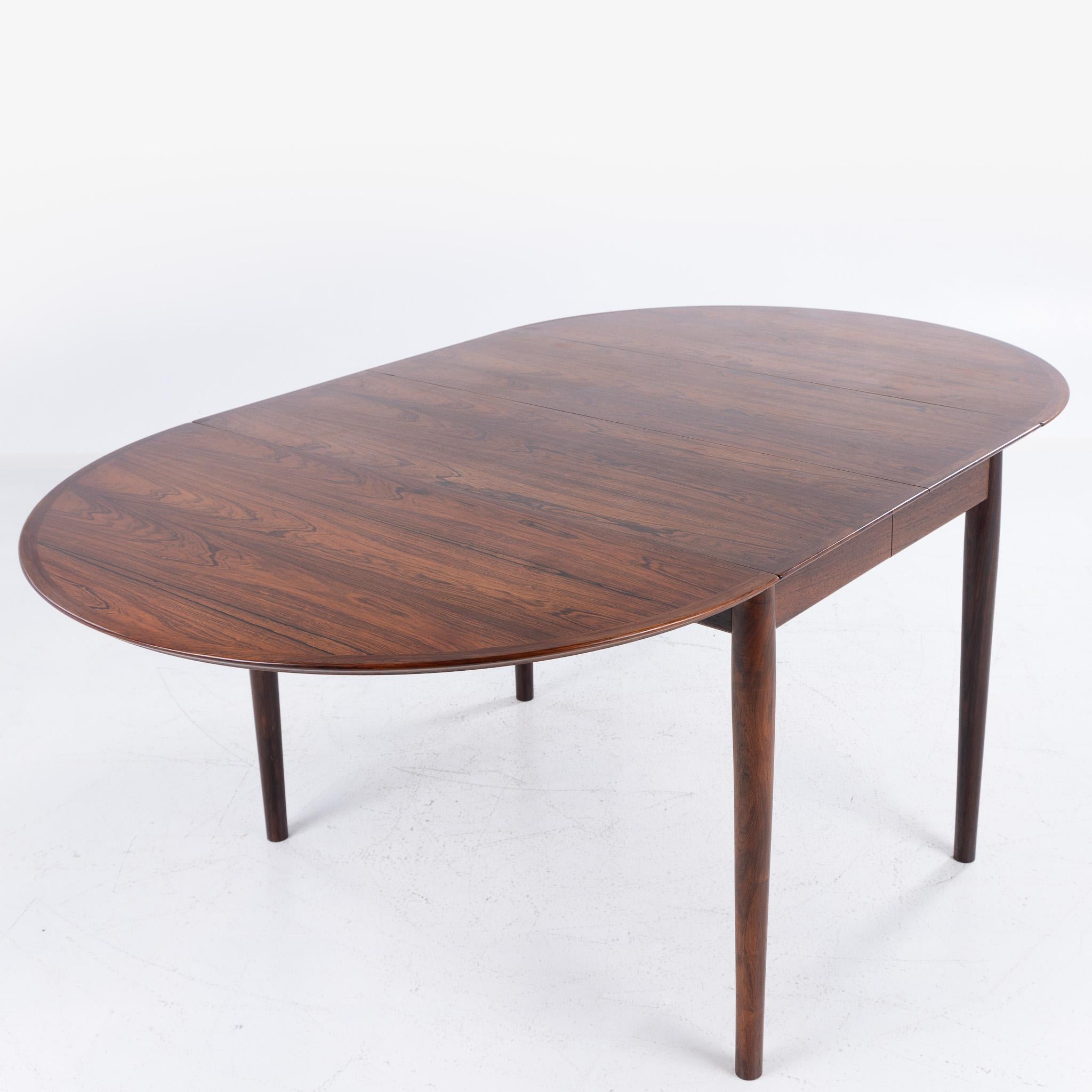 Modèle 227 - Table de salle à manger en bois de rose avec abattants et deux rallonges. Conçu par Arne Vodder et fabriqué par Sibast Furniture.