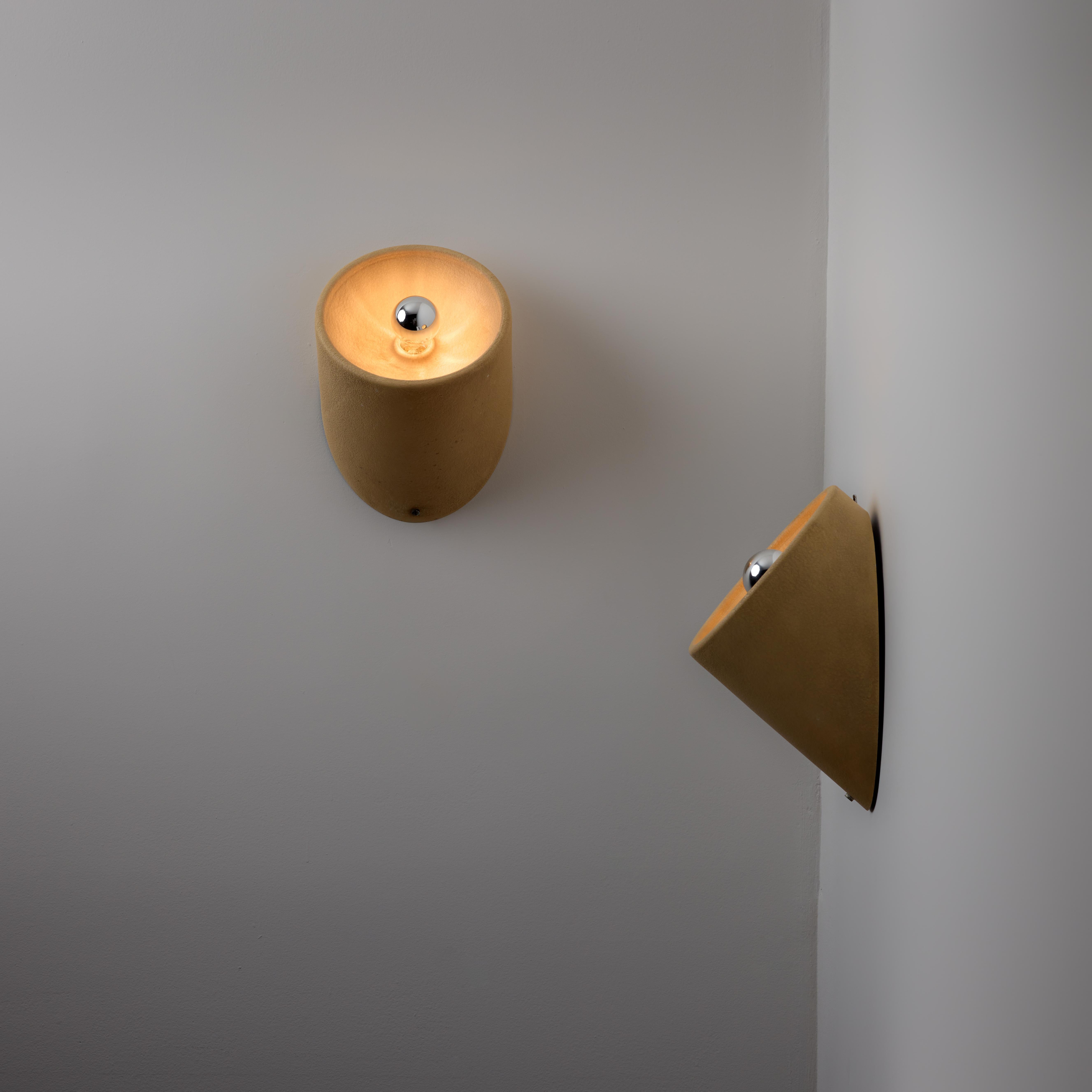 Modell 235 Wand- oder Deckenleuchten von Cini Boeri für Arteluce. Entworfen und hergestellt in Italien im Jahr 1971. Schlanke, schräg geschnittene Einbauleuchten mit konkavem Fassungsgehäuse, die eine verchromte Glühbirne aufnehmen. Kann in jeder