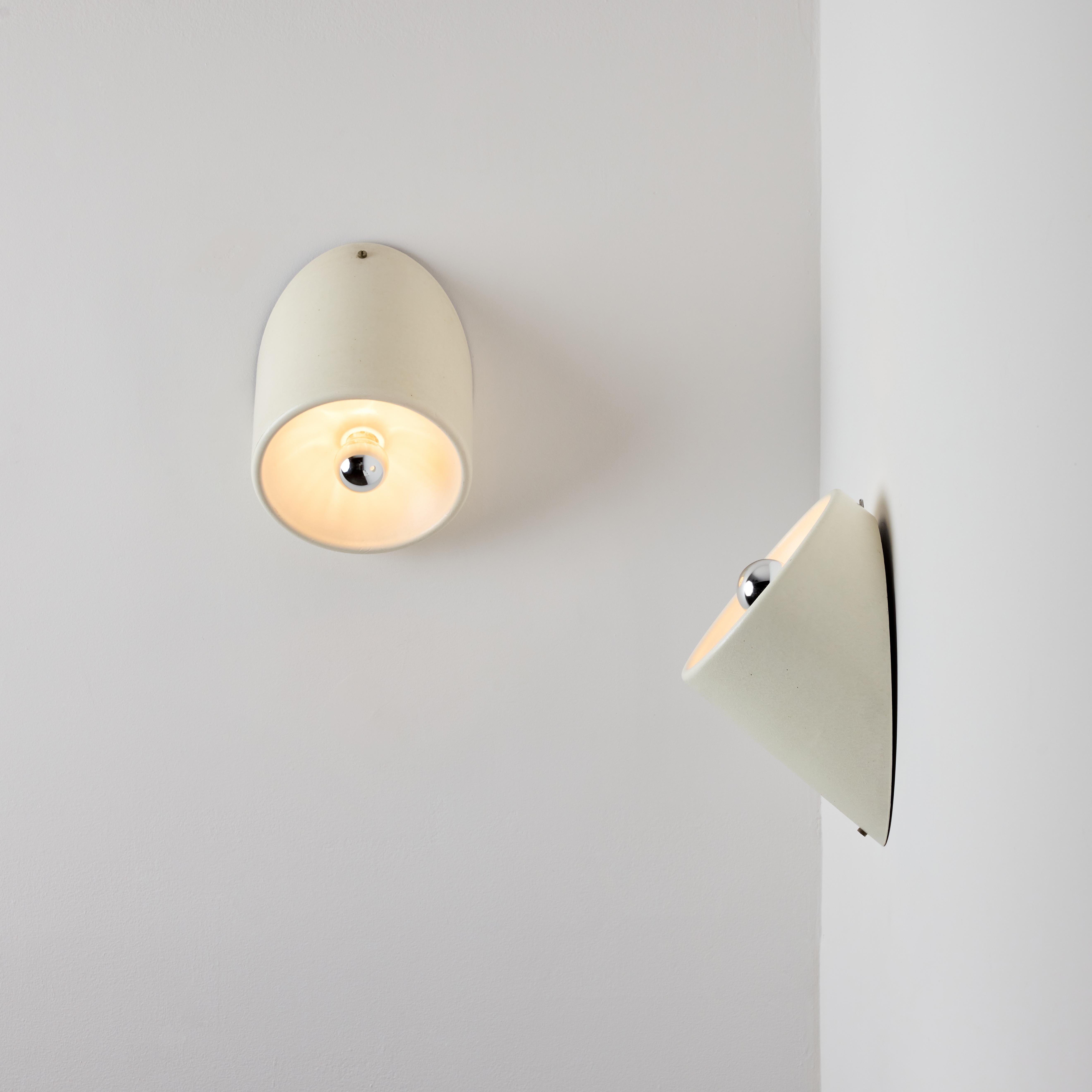 Modell 235 Wand- oder Deckenleuchten von Cini Boeri für Arteluce. Entworfen und hergestellt in Italien im Jahr 1971. Schlanke, schräg geschnittene Einbauleuchten mit konkavem Fassungsgehäuse, die eine verchromte Glühbirne aufnehmen. Kann in jeder