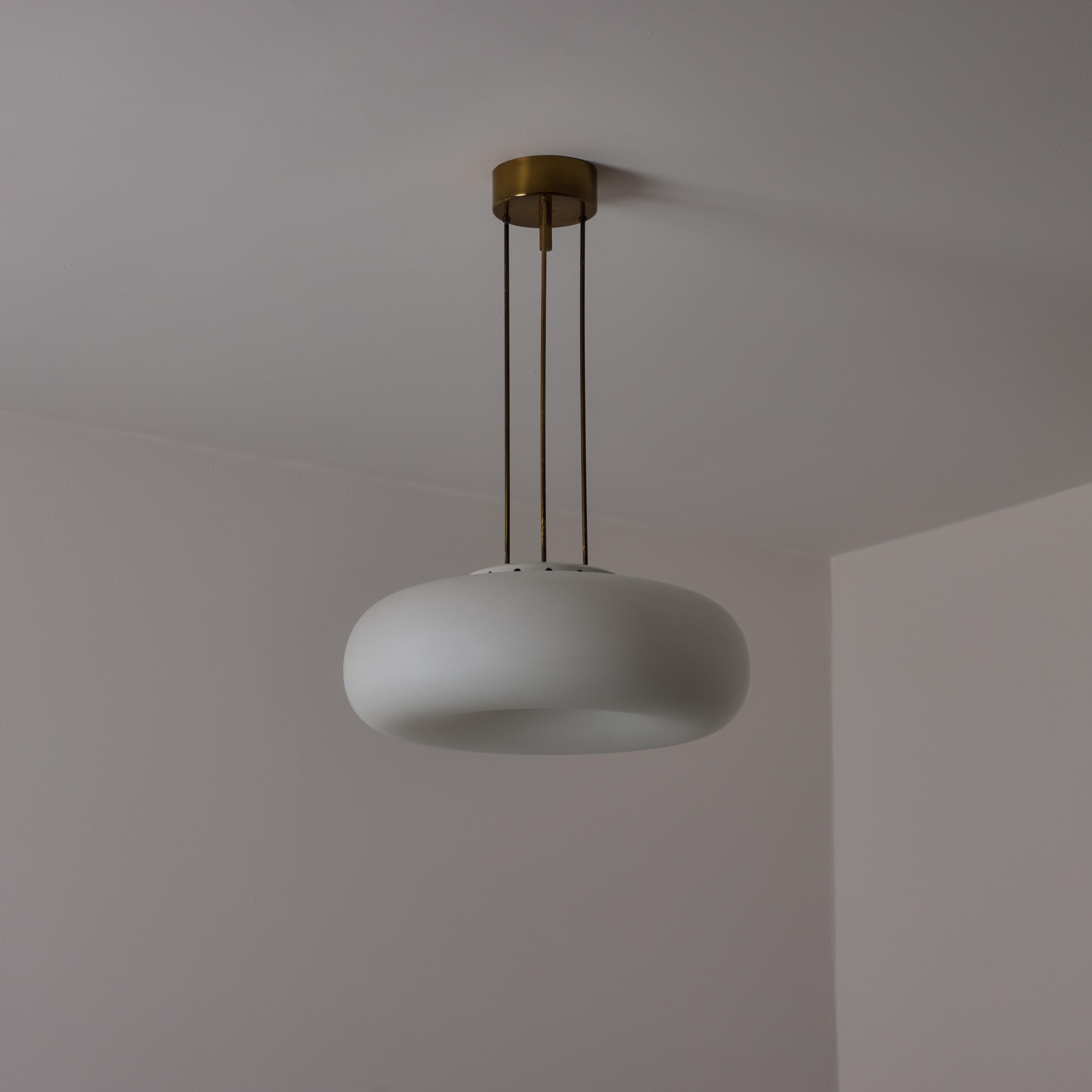 Plafoniera Model 2356 di Max Ingrand per Fontana Arte. Progettato in Italia nel 1967. Presenta un piattino concavo bianco opale con sospensione a tre aste. Le sospensioni e la ferramenta sono costituite da elementi smaltati in nero e ottone. Questa
