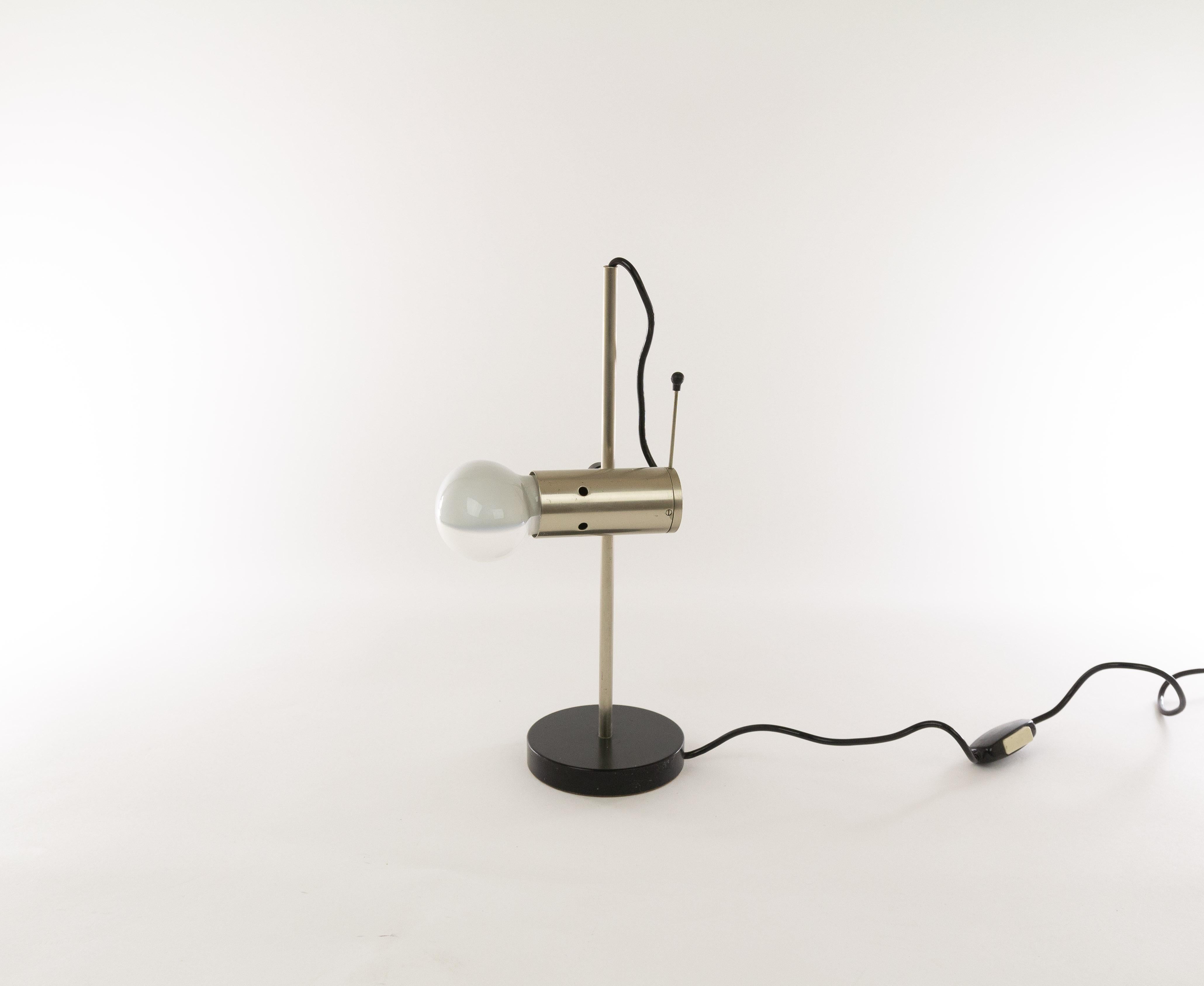 A metal Model 251 table lamp designed by Tito Agnoli and manufactured by O-Luce. Its remarkable design is from the 1950s.

This piece by Tito Agnoli features an original Cornalux light bulb capable of directing diffused light in a precise
