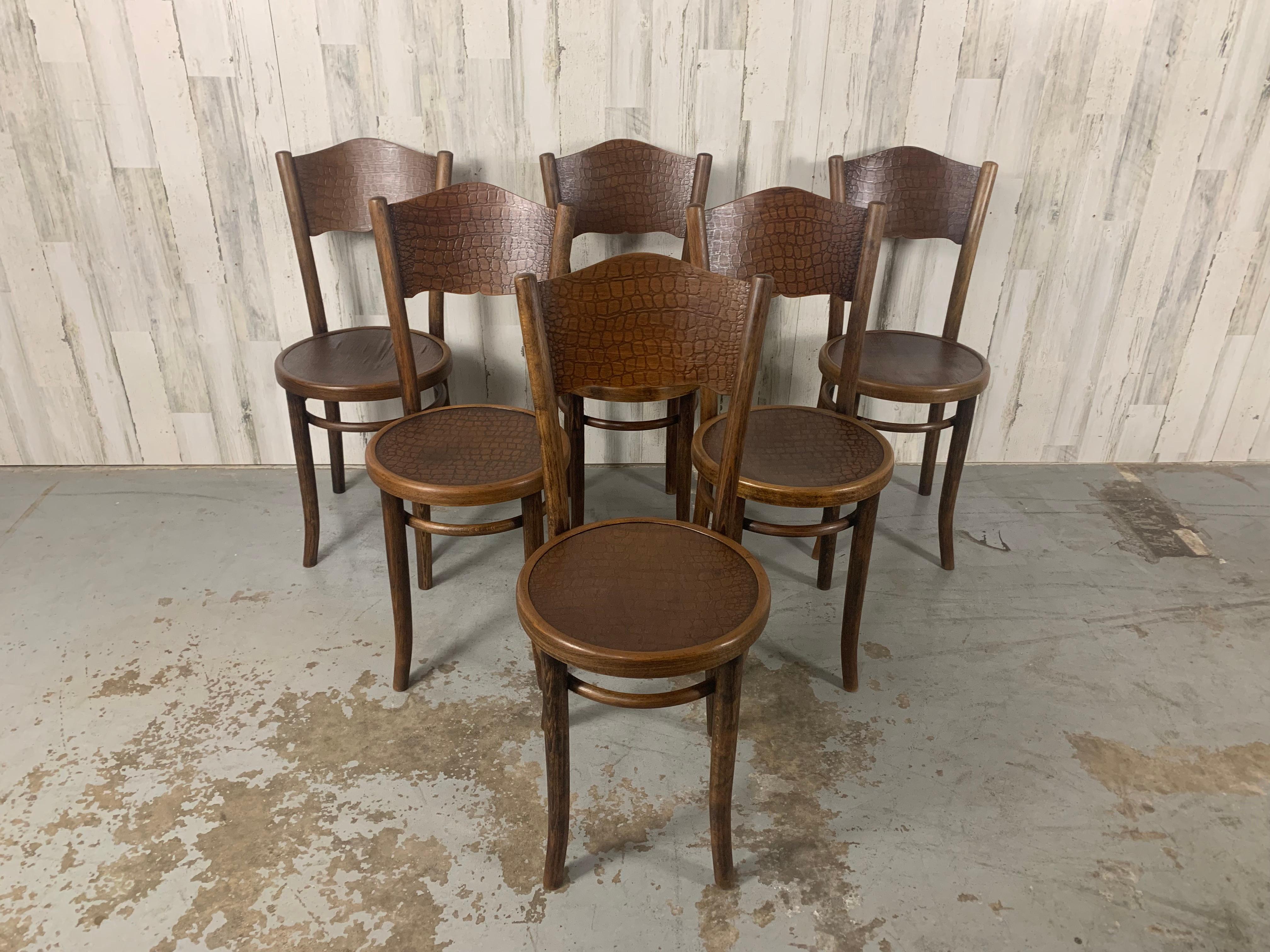 Thonet-Bistrostühle aus Bugholz, Modell 255. Ein schwer erhältlicher Sechser-Satz mit geprägtem Krokodil-Muster. Die gebogene Rückenlehne macht diese Stühle bequemer als Stühle mit flacher Rückenlehne. Hergestellt in Polen mit Papieretiketten auf