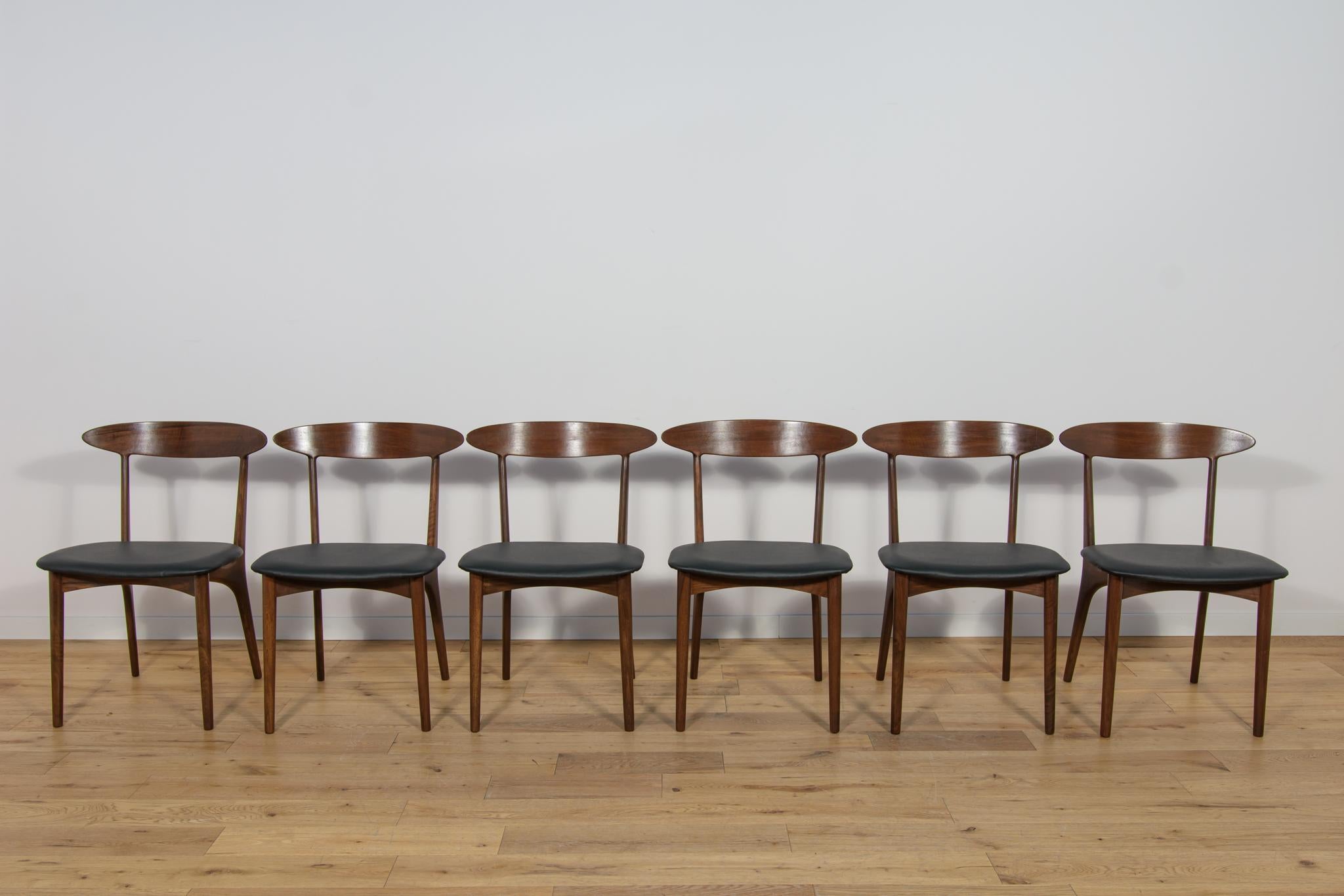 Un juego de seis sillas modelo 27 diseñado por  Kurt Østervig para la fábrica danesa Brande Møbelindustri en la década de 1960. Sillas con una forma bella y única, testimonio de la alta artesanía del diseño y la mano de obra, característica del