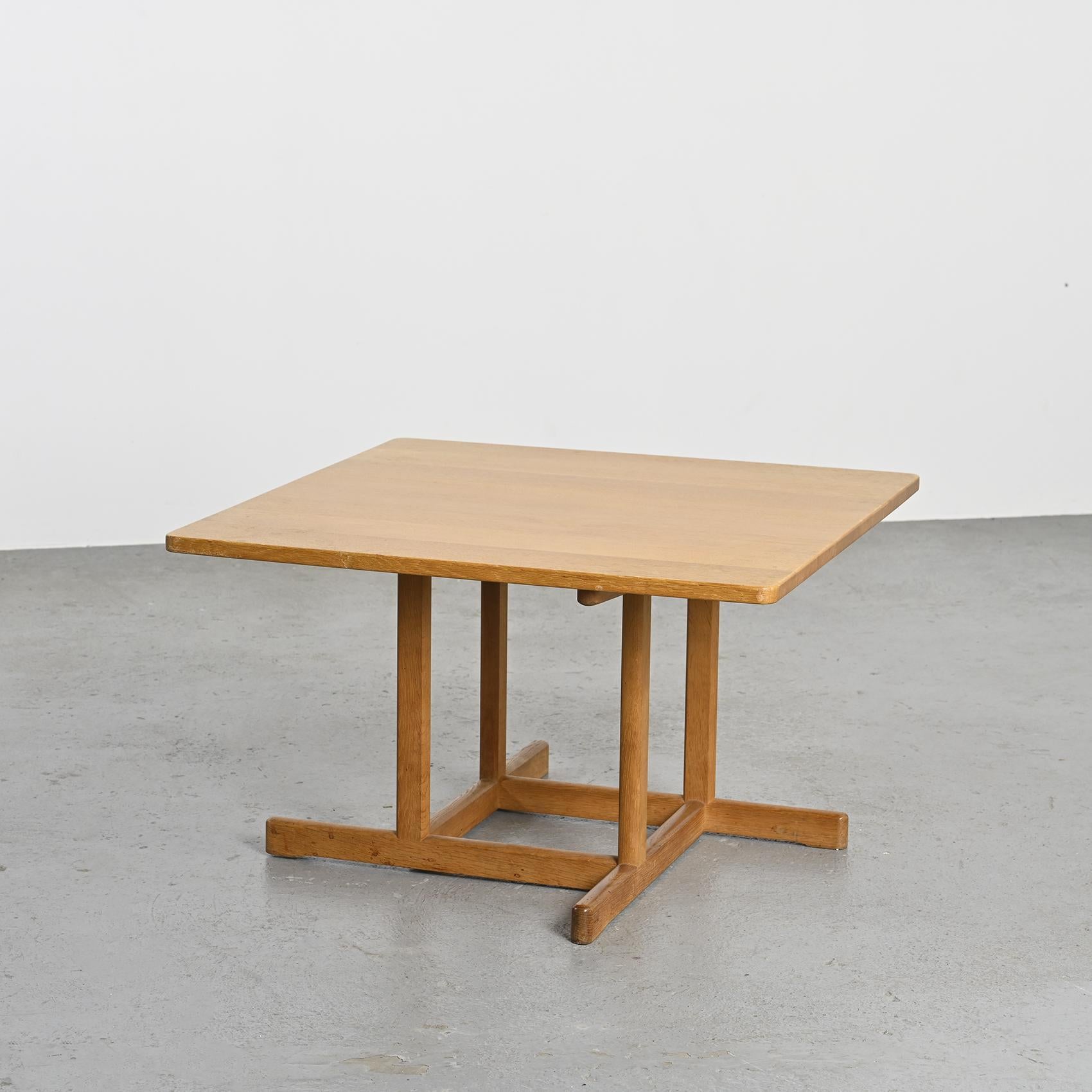Ensemble de fauteuils, modèles 2207 et 2204, par Børge Mogensen, table basse scandinave modèle 271 par le célèbre designer Børge Mogensen, elle a été fabriquée au Danemark à la fin des années 1950.

Entièrement fabriqué en chêne massif, le plateau
