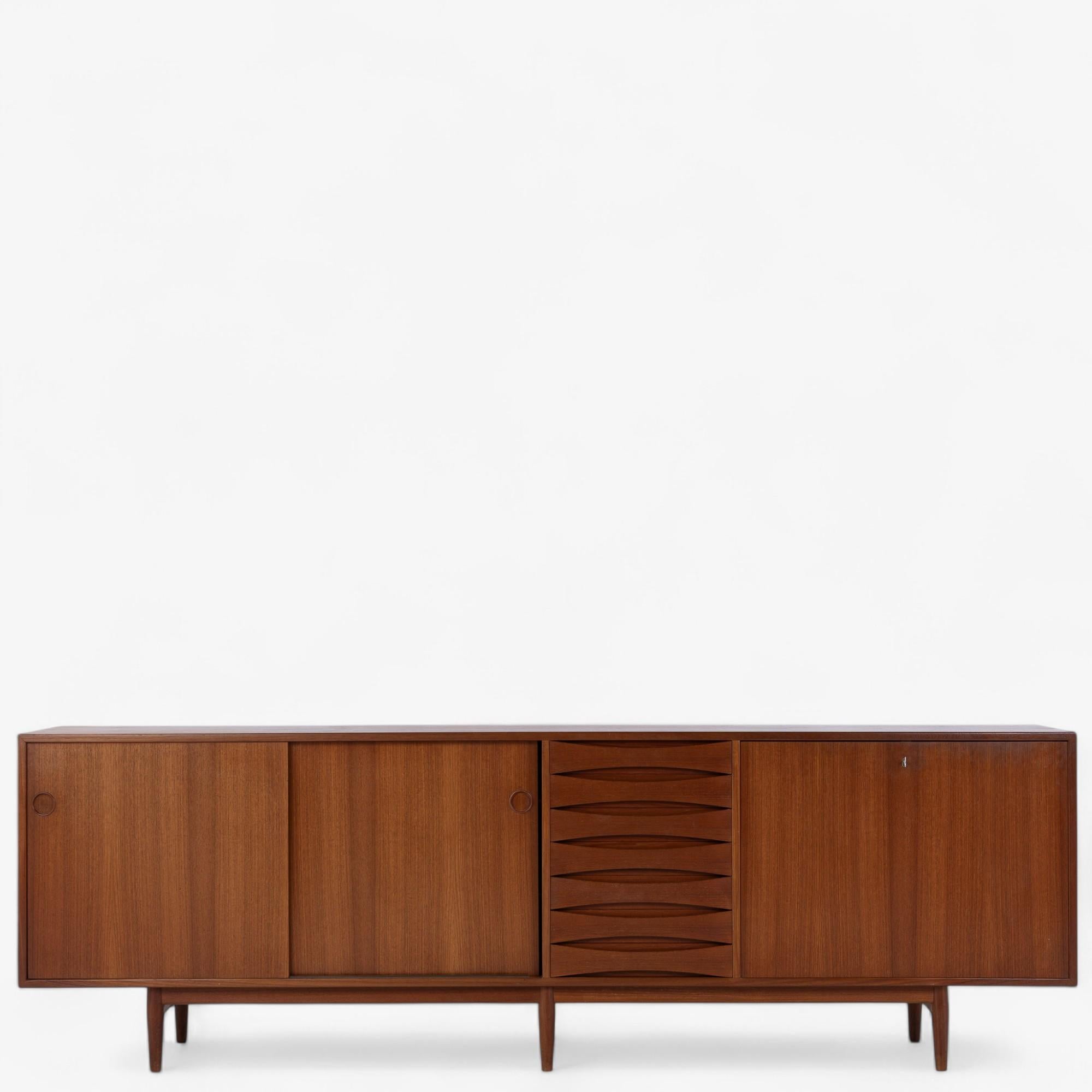 Modell 29A - Freistehendes Sideboard aus Teakholz mit zwei Schiebetüren und sieben Schubladen. Entworfen zwischen 1958-1959 von Arne Vodder. Herstellermarke von Sibast Furniture.