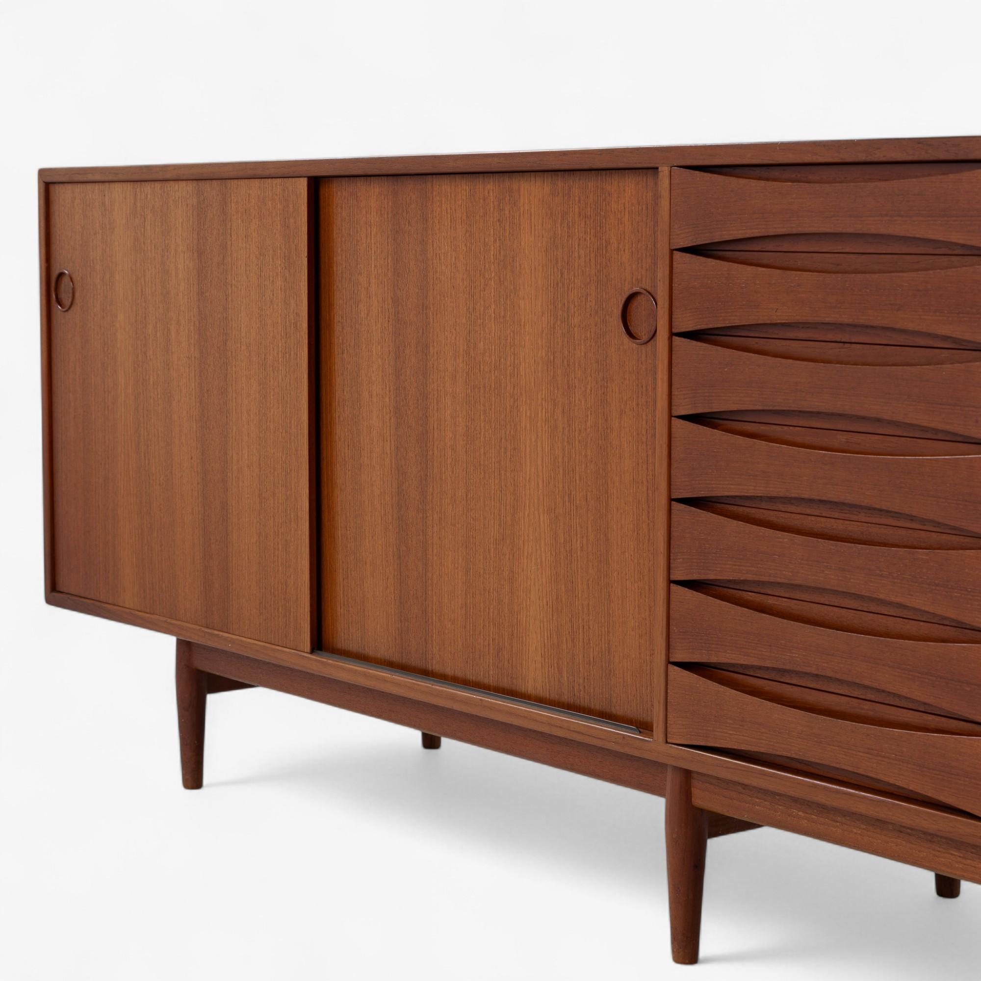 Model No. 29A - Freistehendes Sideboard aus Teakholz von Arne Vodder (Moderne der Mitte des Jahrhunderts) im Angebot