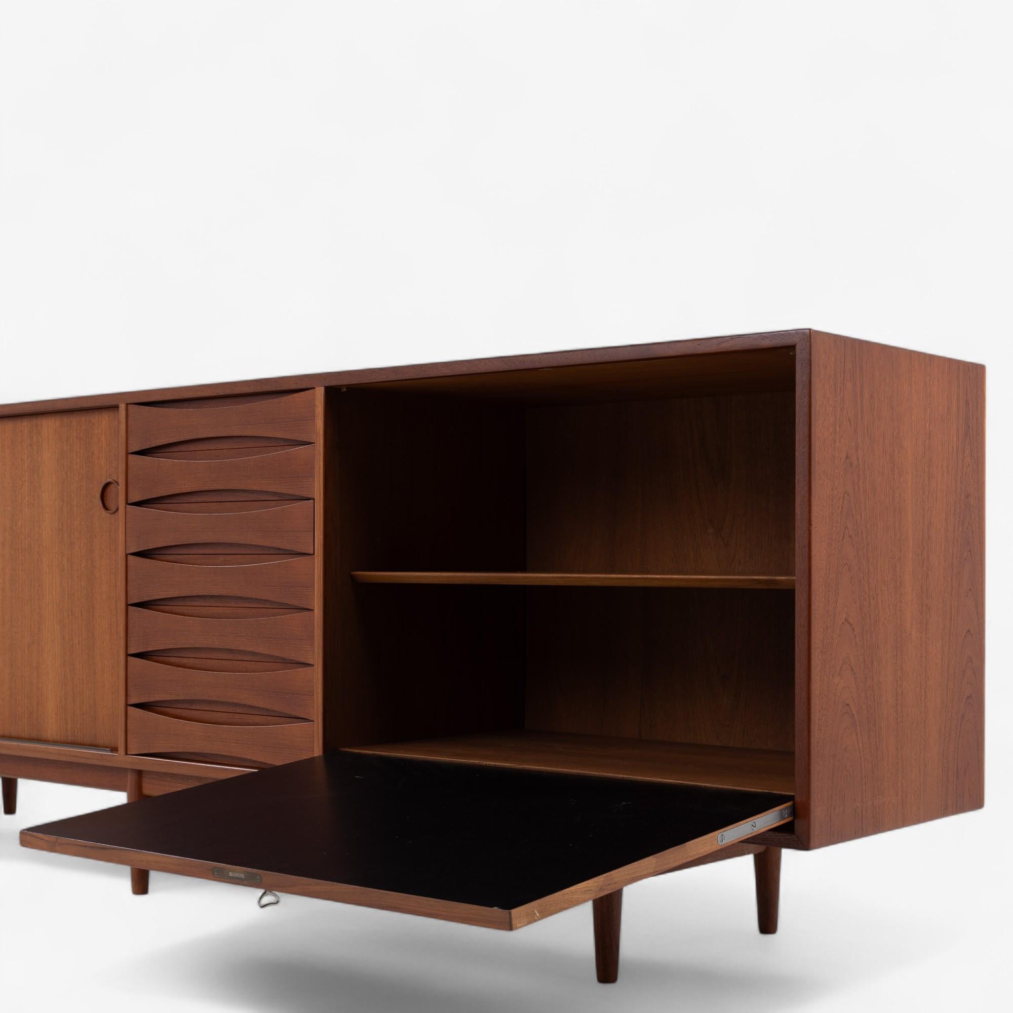 Model No. 29A - Freistehendes Sideboard aus Teakholz von Arne Vodder im Zustand „Gut“ im Angebot in Copenhagen, DK