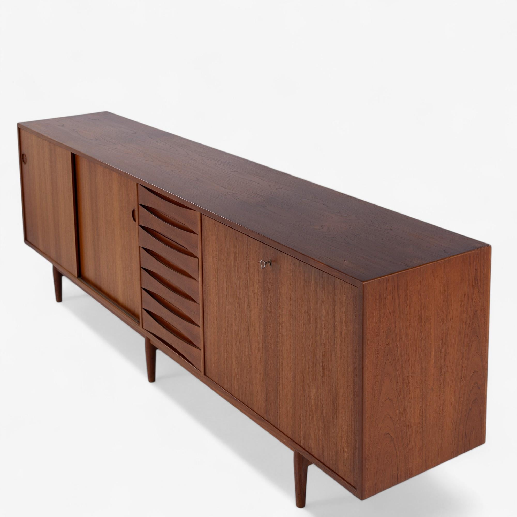 Model No. 29A - Freistehendes Sideboard aus Teakholz von Arne Vodder (20. Jahrhundert) im Angebot