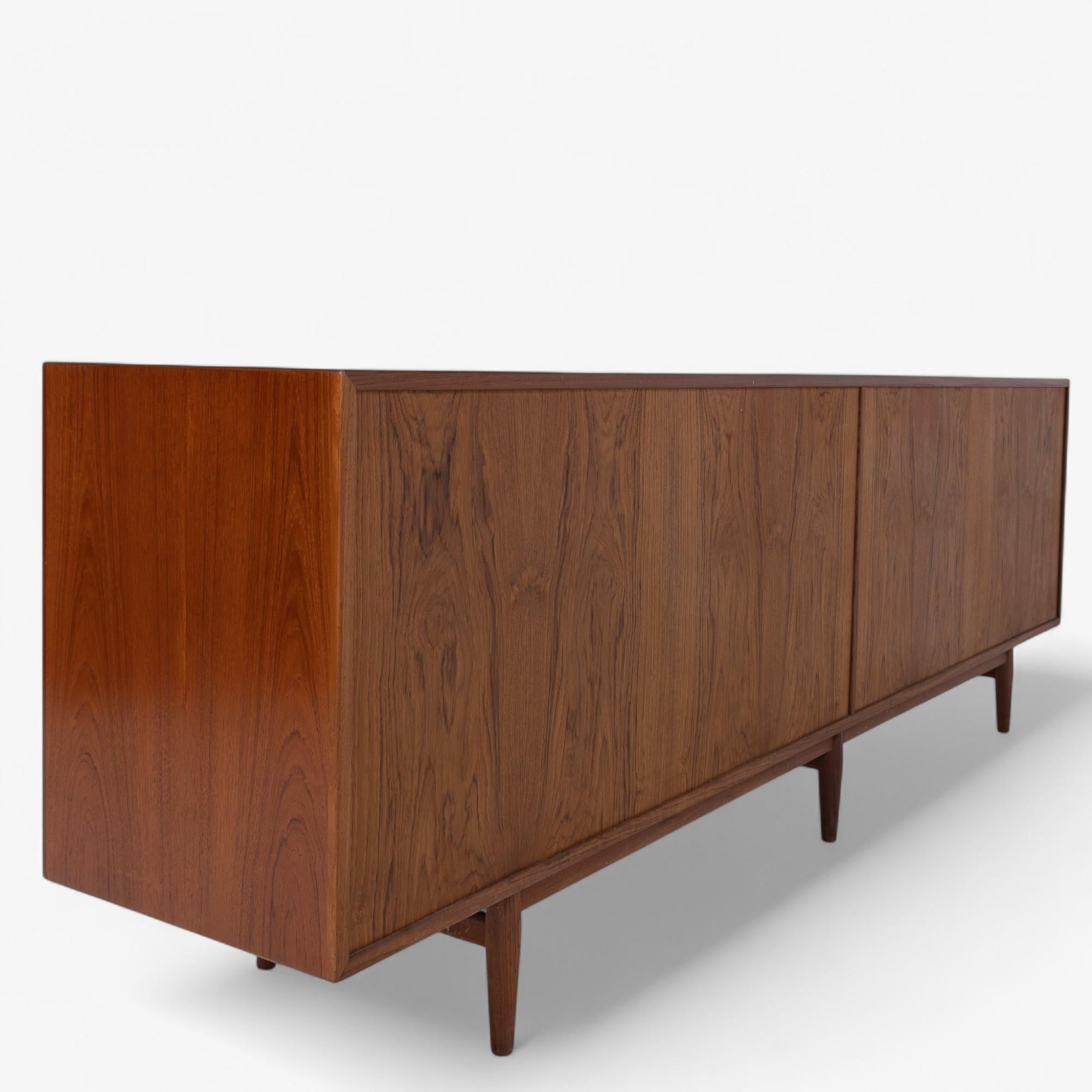 Model No. 29A - Freistehendes Sideboard aus Teakholz von Arne Vodder im Angebot 1