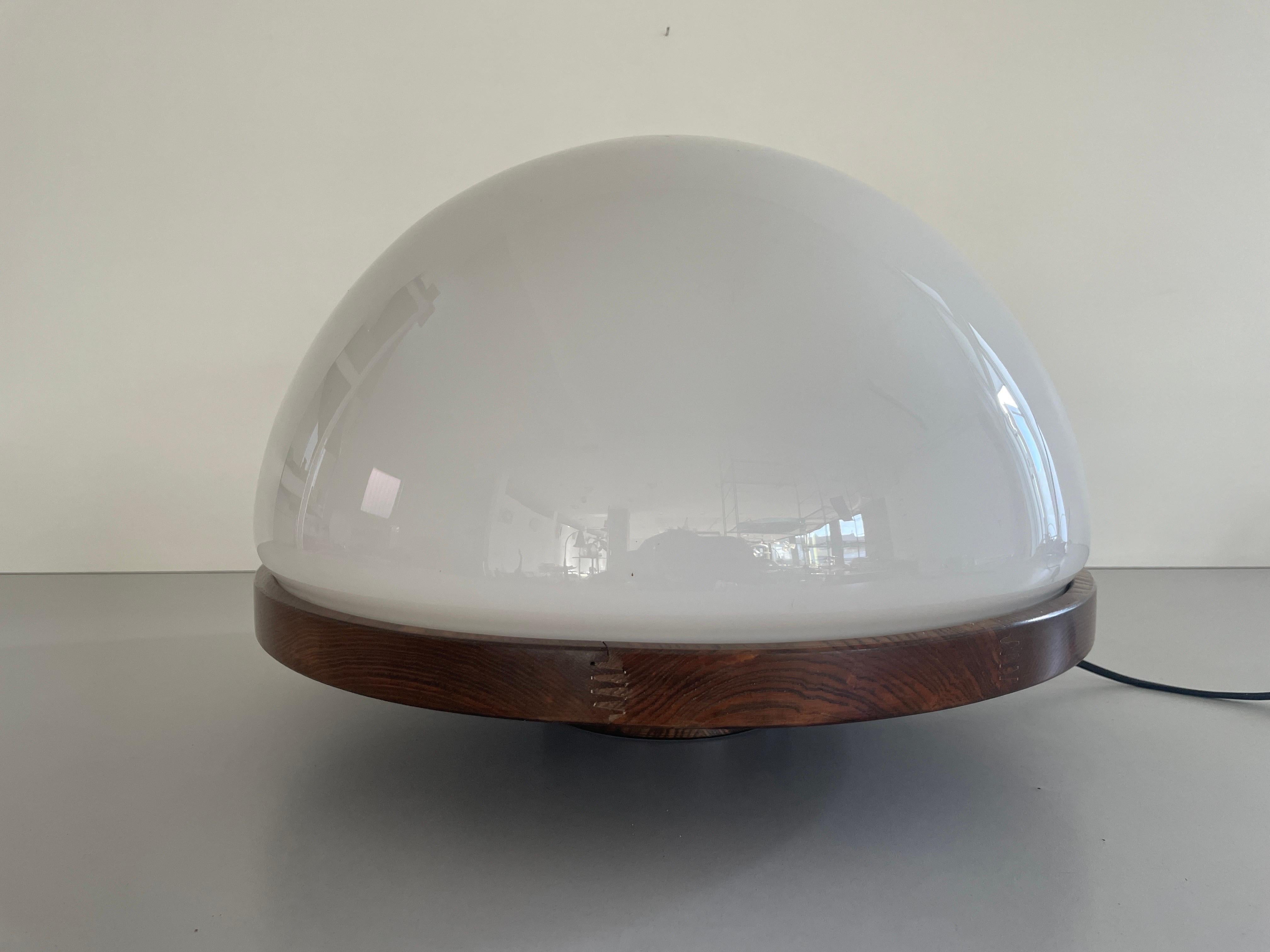 Modèle 3/3  Lampe de table en verre et bois par Luigi Massoni pour Selenova, Italie, années 1970

L'abat-jour est en bon état et très propre. 
Cette lampe fonctionne avec une ampoule E27
Câblé et adapté à une utilisation avec 220V et 110V pour tous