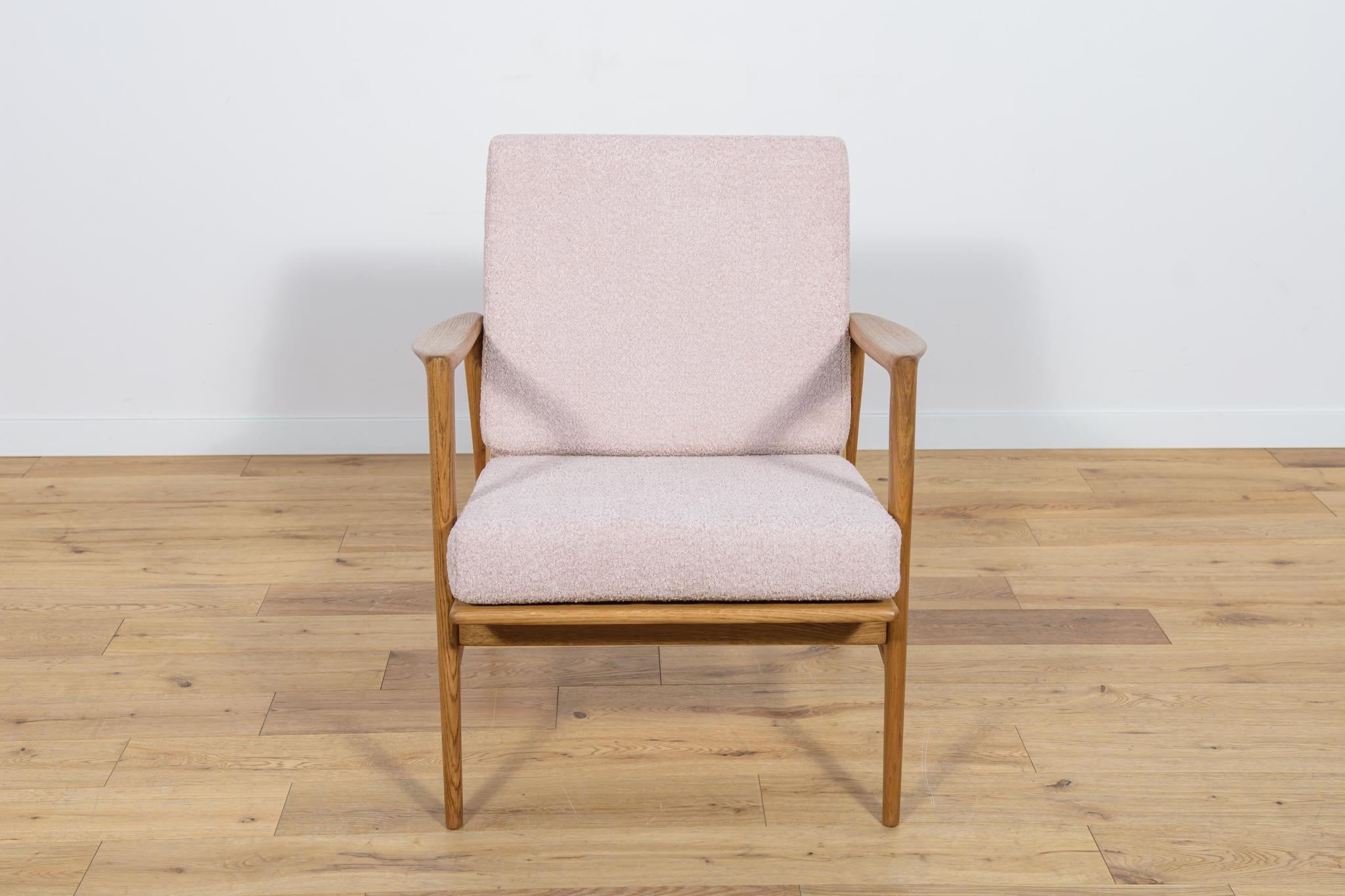 Der Sessel Modell 300-139, der von der polnischen Firma Swarzędzka Furniture Factory hergestellt wurde. Bequemer Sessel mit einer einzigartigen Form.  Die Sessel wurden professionell restauriert. Die Holzstruktur wurde gereinigt und mit einem