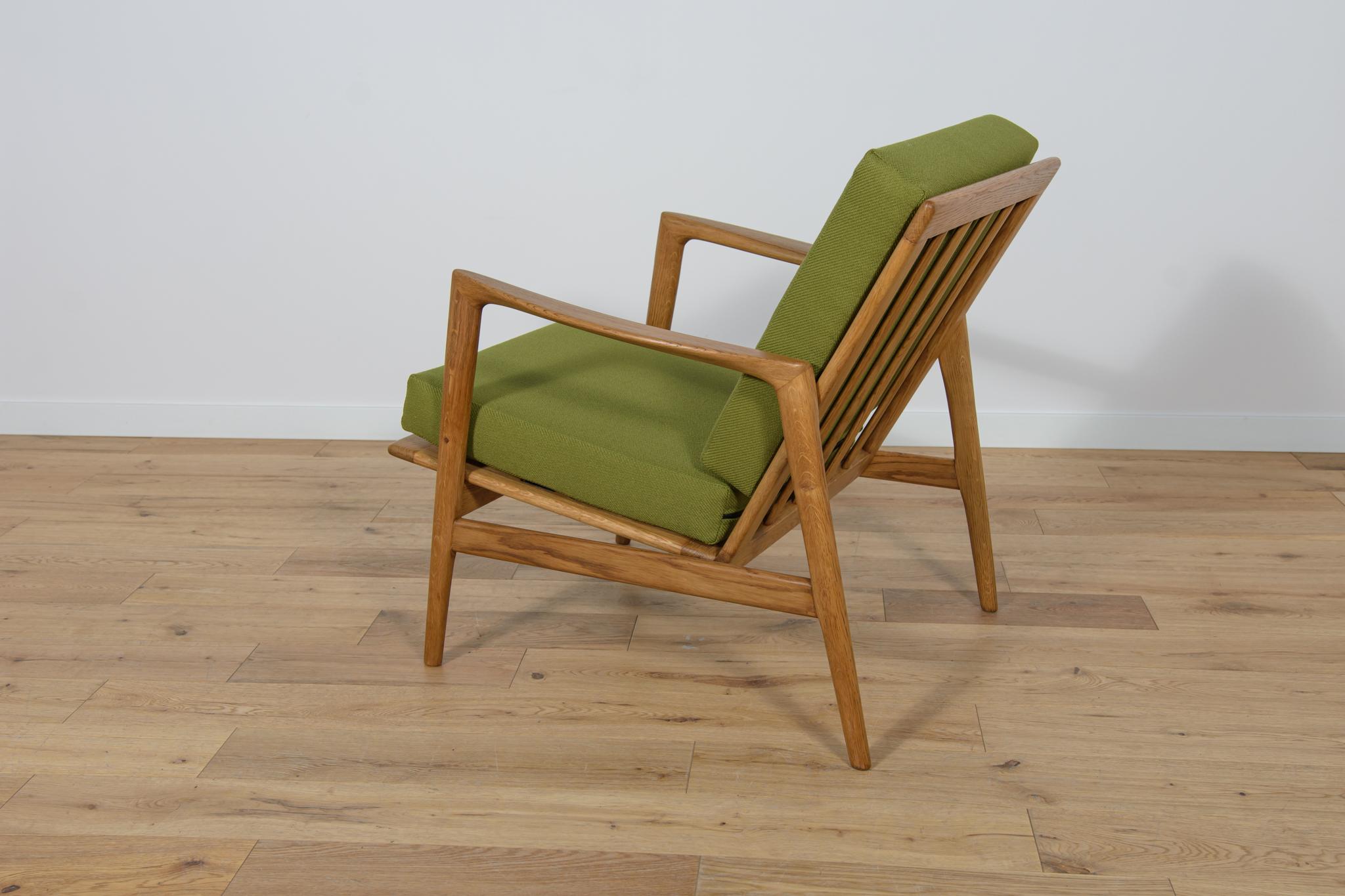 Fabric Model 300-139 Armchair from Swarzędz Factory, 1960s For Sale